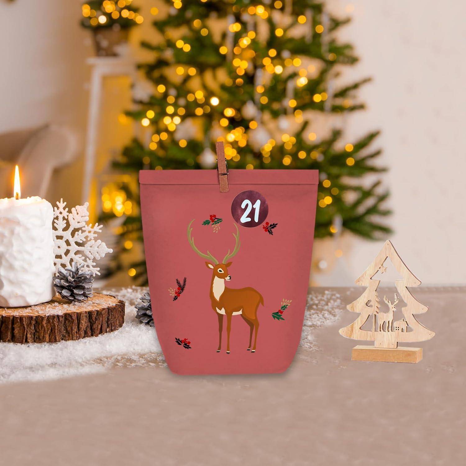 Eine weihnachtlich geschmückte Szene mit einer brennenden Kerze, einem geschmückten Weihnachtsbaum und einer Geschenktüte mit einem Rentier und der Zahl 21.