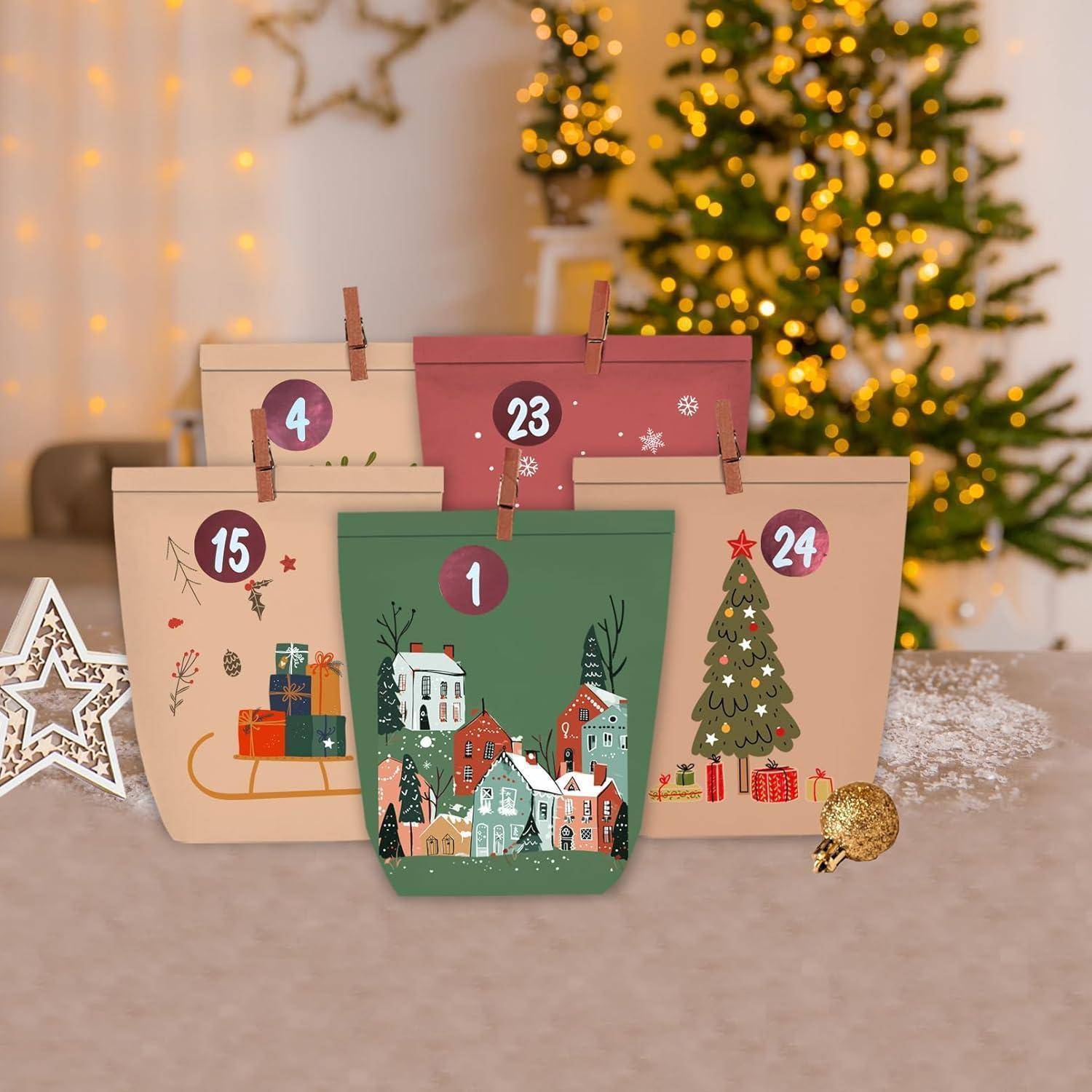 Adventskalender-Umschläge von 1 bis 24 mit weihnachtlichen Motiven auf einem Tisch, Weihnachtsbaum und Dekorationen im Hintergrund.