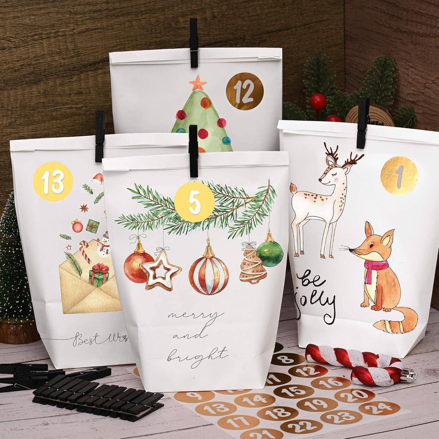 Vier dekorative Geschenktüten mit Feiertagsmotiven, jede mit einer Nummer versehen. Merkmale umfassen Weihnachtsbäume, Christbaumkugeln und festliche Tiere.