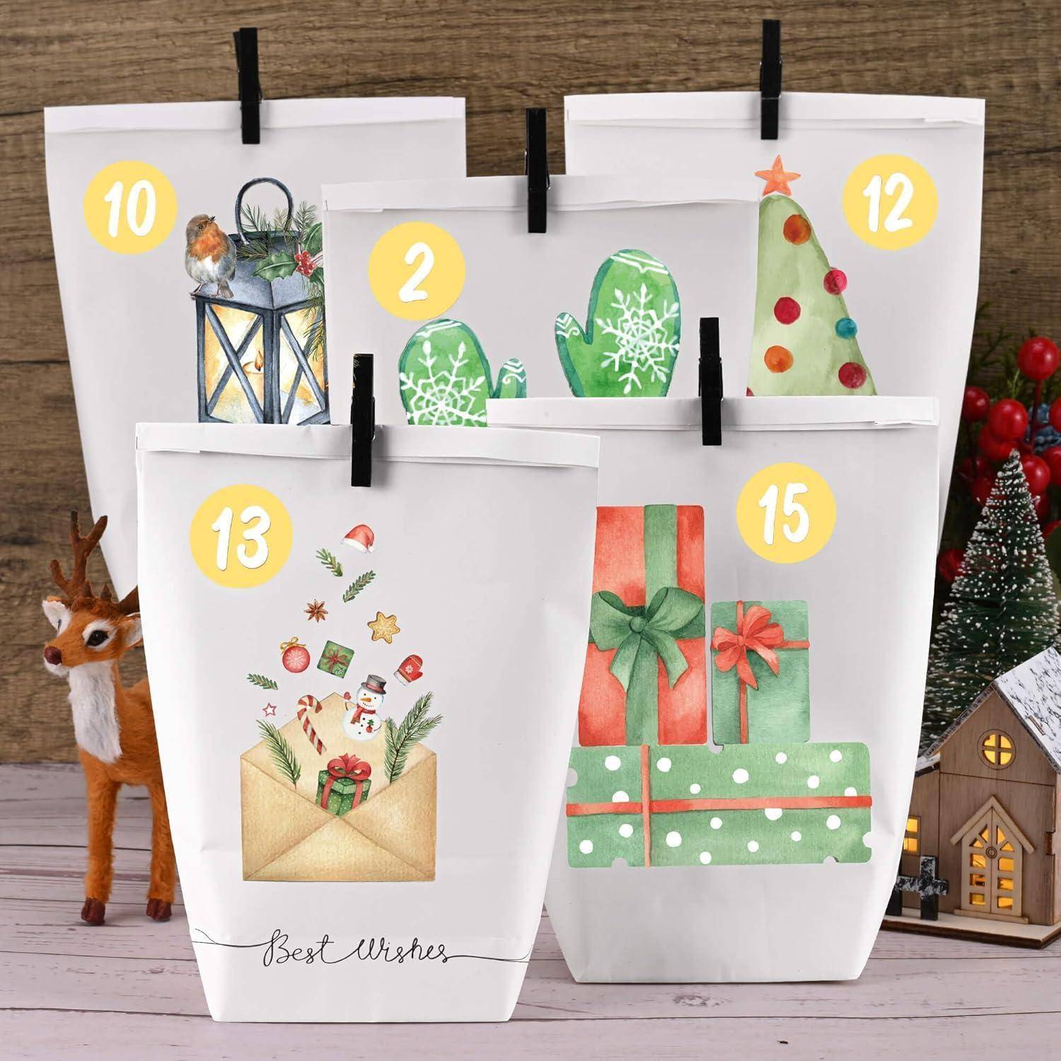 Dekorative Tüten, nummeriert von 10 bis 15, mit weihnachtlich-thematischen Illustrationen wie Laternen, Lebkuchen und Geschenken, auf einer Holzoberfläche ausgestellt.
