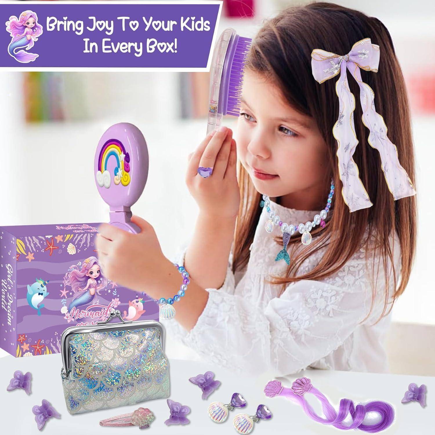 Ein junges Mädchen bürstet ihr Haar, umgeben von bunten Accessoires. Eine Schachtel mit Einhorngrafiken und dem Text „Bringe Freude in jede Schachtel für deine Kinder!