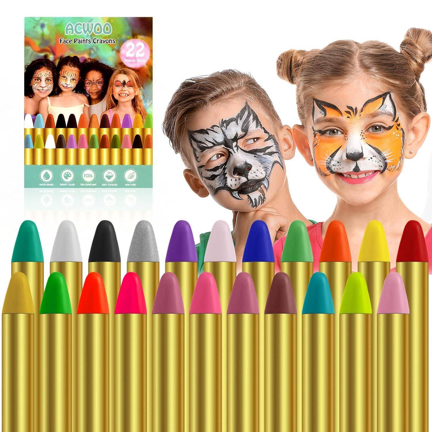 Kinder mit Schminkdesigns eines Hundes und eines Tigers, die lächeln. Ein Set bunter Schminkkreiden ist im Vordergrund zu sehen.