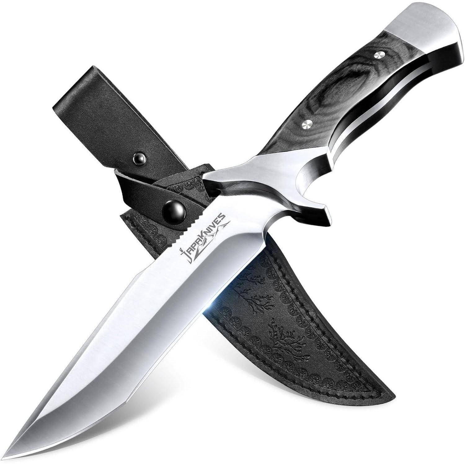 Ein silberner Jagdmesser mit schwarzem Griff liegt auf seiner schwarzen Lederscheide, die gravierte Details und sichere Befestigungen aufweist.