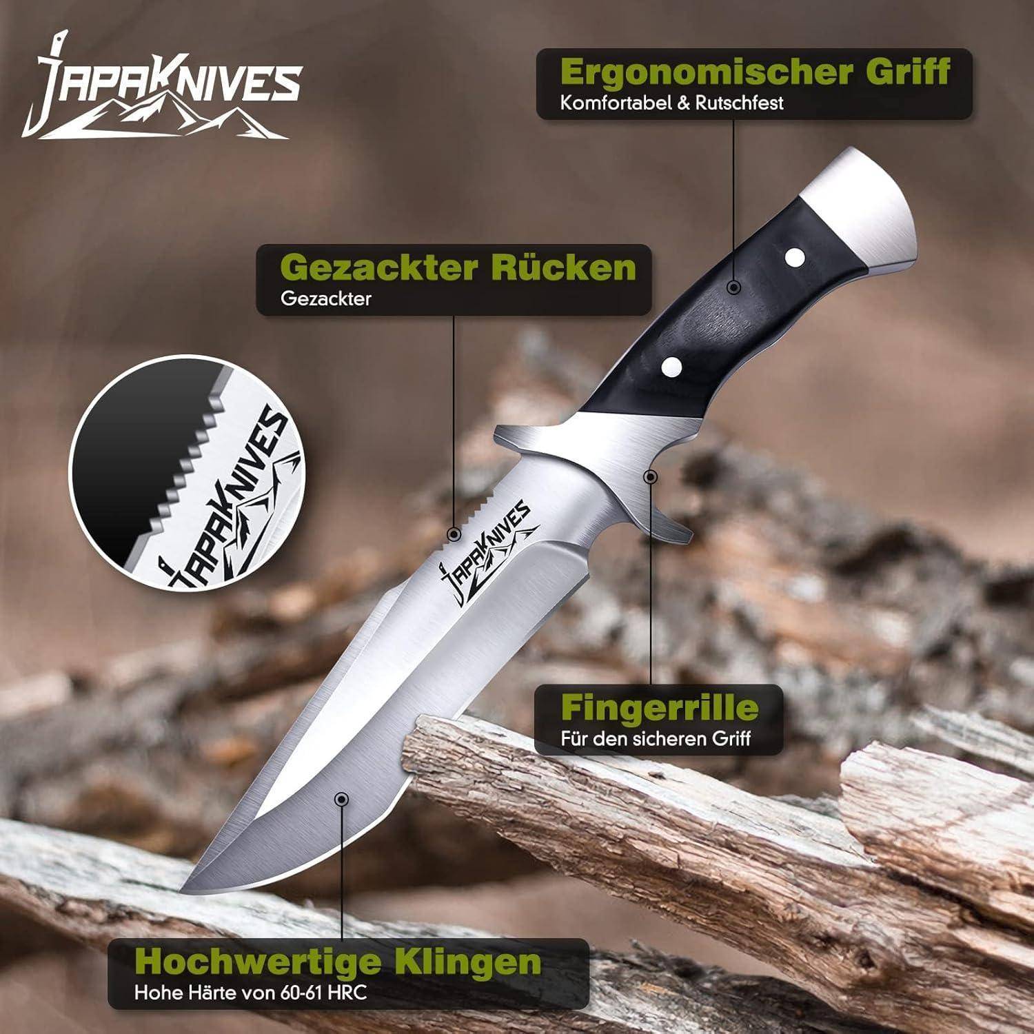 Ein Jagdmesser mit einem schwarzen ergonomischen Griff, gezacktem Rücken, Fingerrillen und hochwertigen Klingen. Hintergrund zeigt verschwommenes Gelände im Freien.