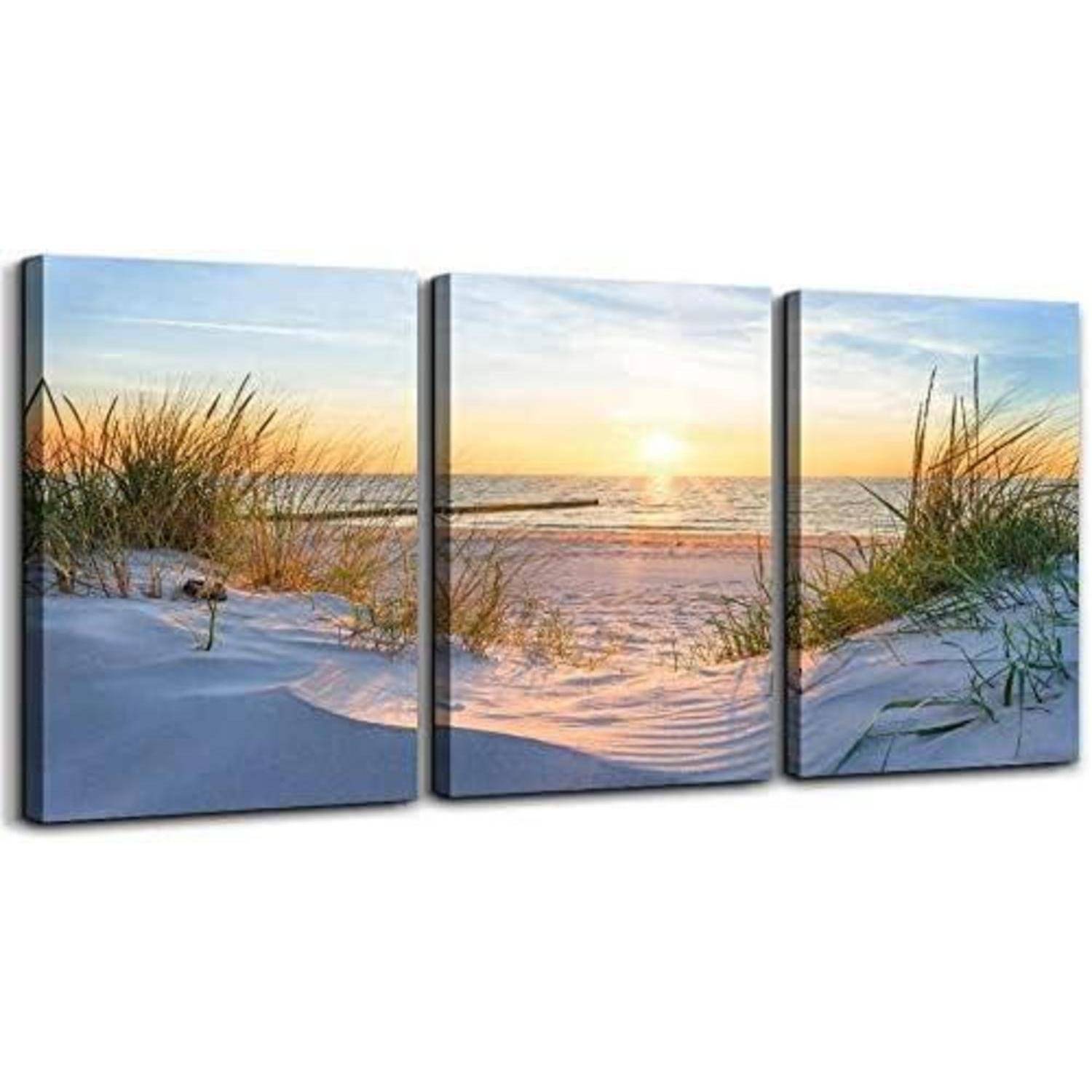 Triptychon einer ruhigen Strandszene bei Sonnenuntergang mit sanften Wellen, goldenem Himmel und grasbedeckten Dünen im Vordergrund.