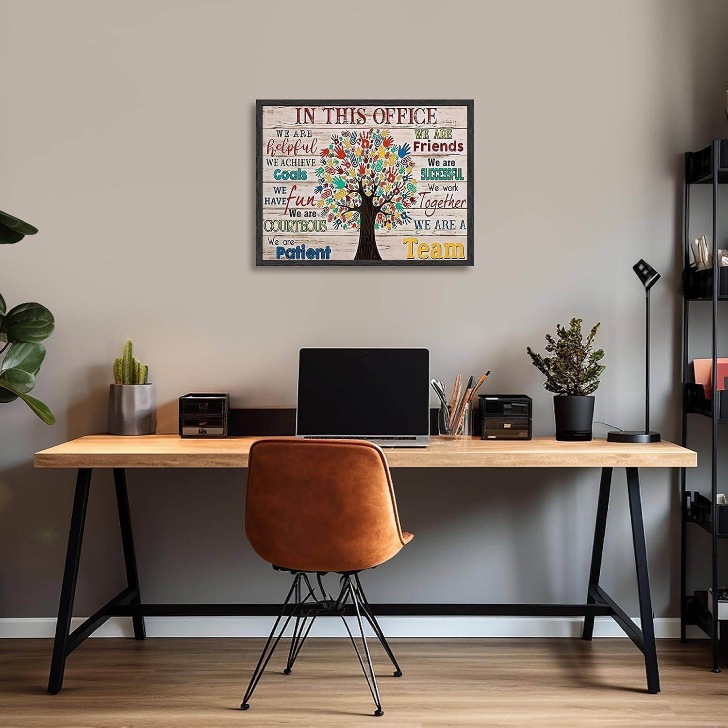 Ein modernes Home-Office-Setup mit einem Holzschreibtisch, einem Stuhl und Topfpflanzen. Ein gerahmtes Motivationsposter hängt an der Wand über dem Schreibtisch.