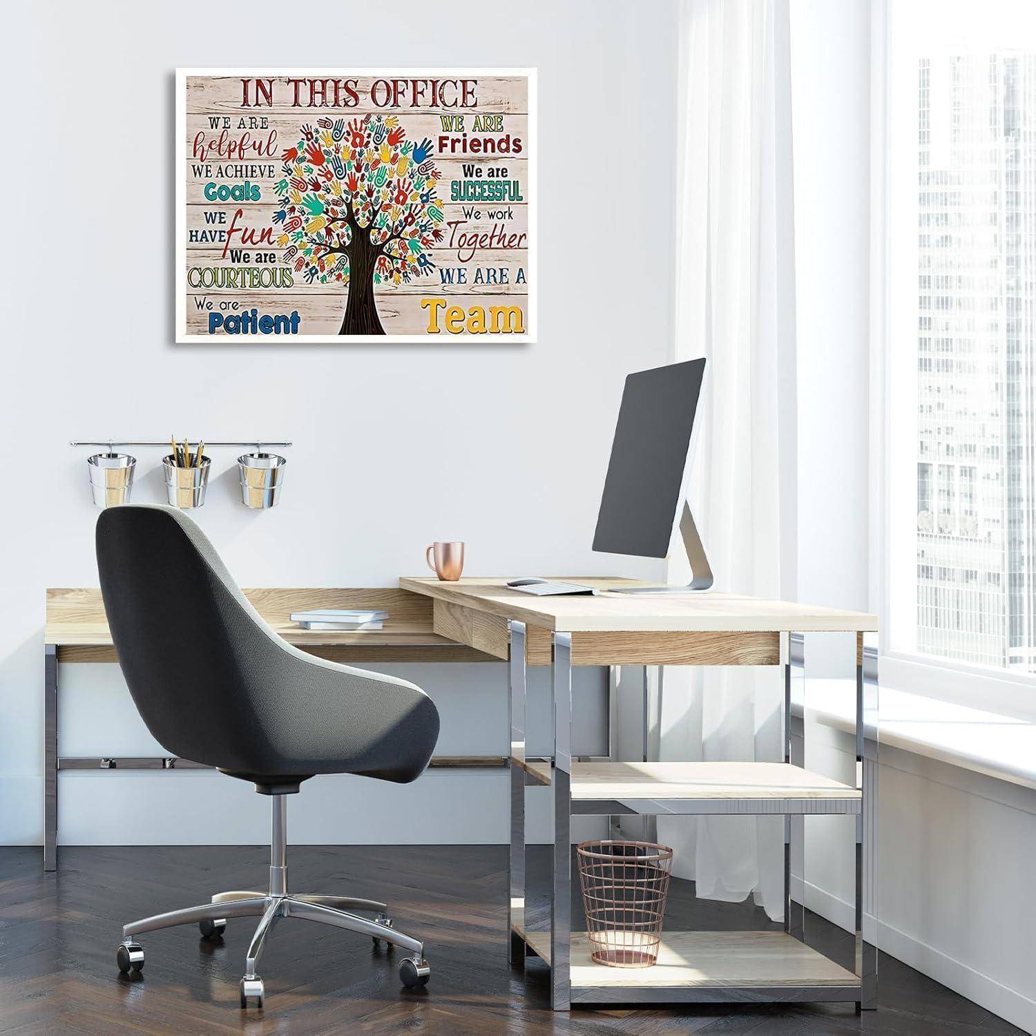 Ein modernes Heimarbeitsplatz mit einem Schreibtisch, Stuhl und Computer. An der Wand hängt ein Poster mit motivierenden Worten und einer bunten Baumillustration.