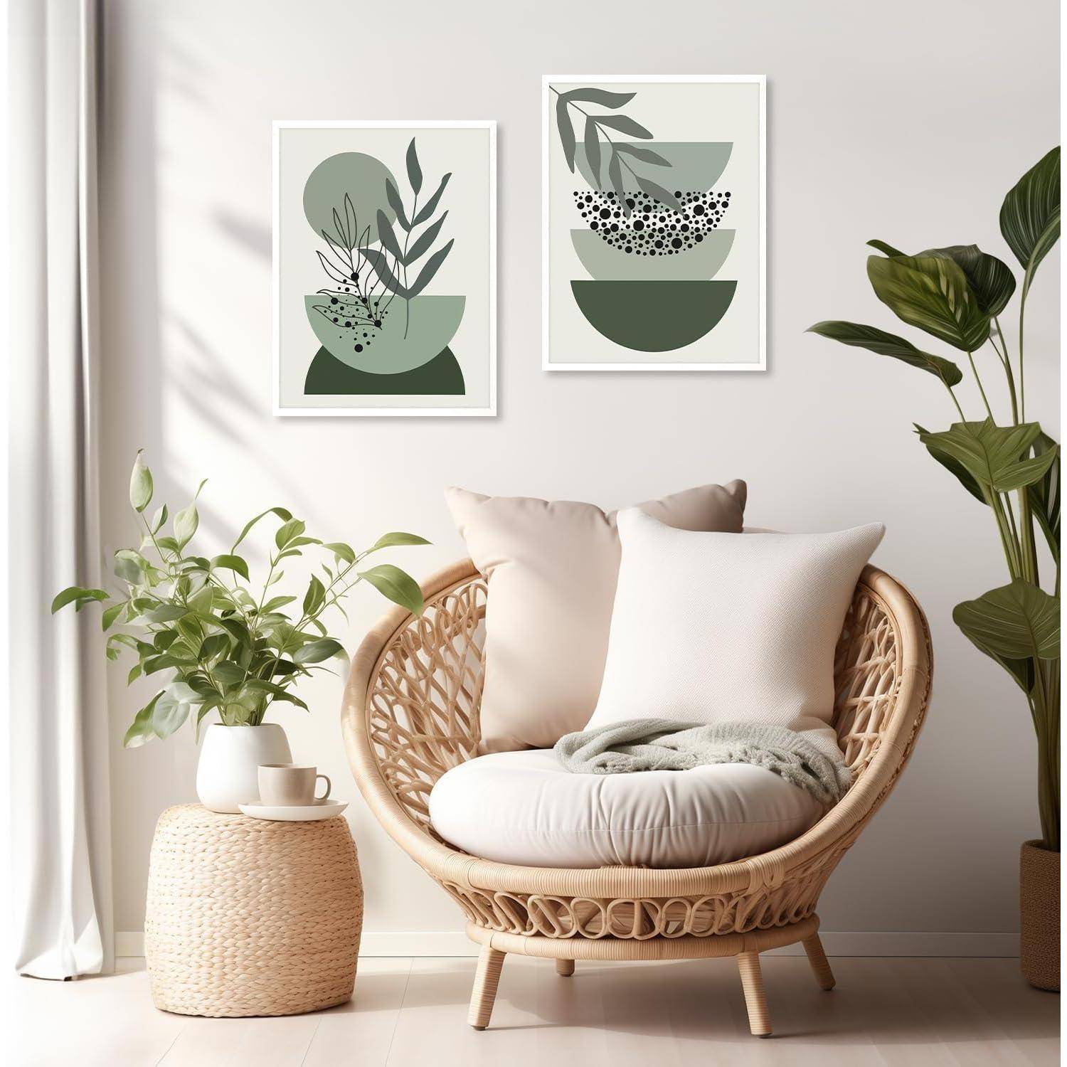 Gemütliches Wohnzimmer mit einem Korbstuhl, weißen Kissen und Zimmerpflanzen. Zwei abstrakte botanische Kunstwerke hängen an der Wand darüber.