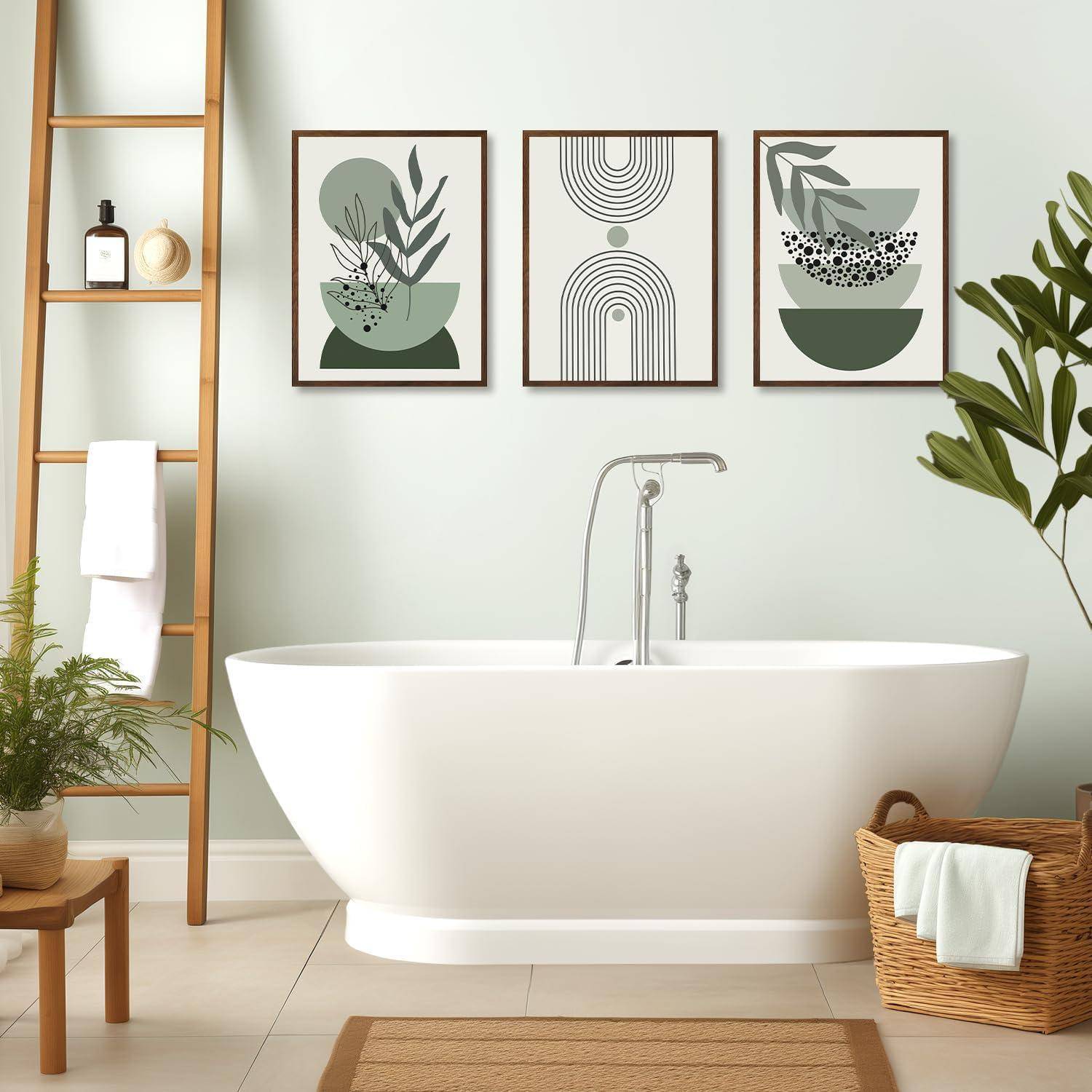 Ein modernes Badezimmer zeigt eine weiße freistehende Badewanne mit einem silbernen Wasserhahn. Holzleiter-Regale tragen Handtücher und Dekoration. Gerahmte abstrakte Kunst und eine Topfpflanze verleihen Stil.