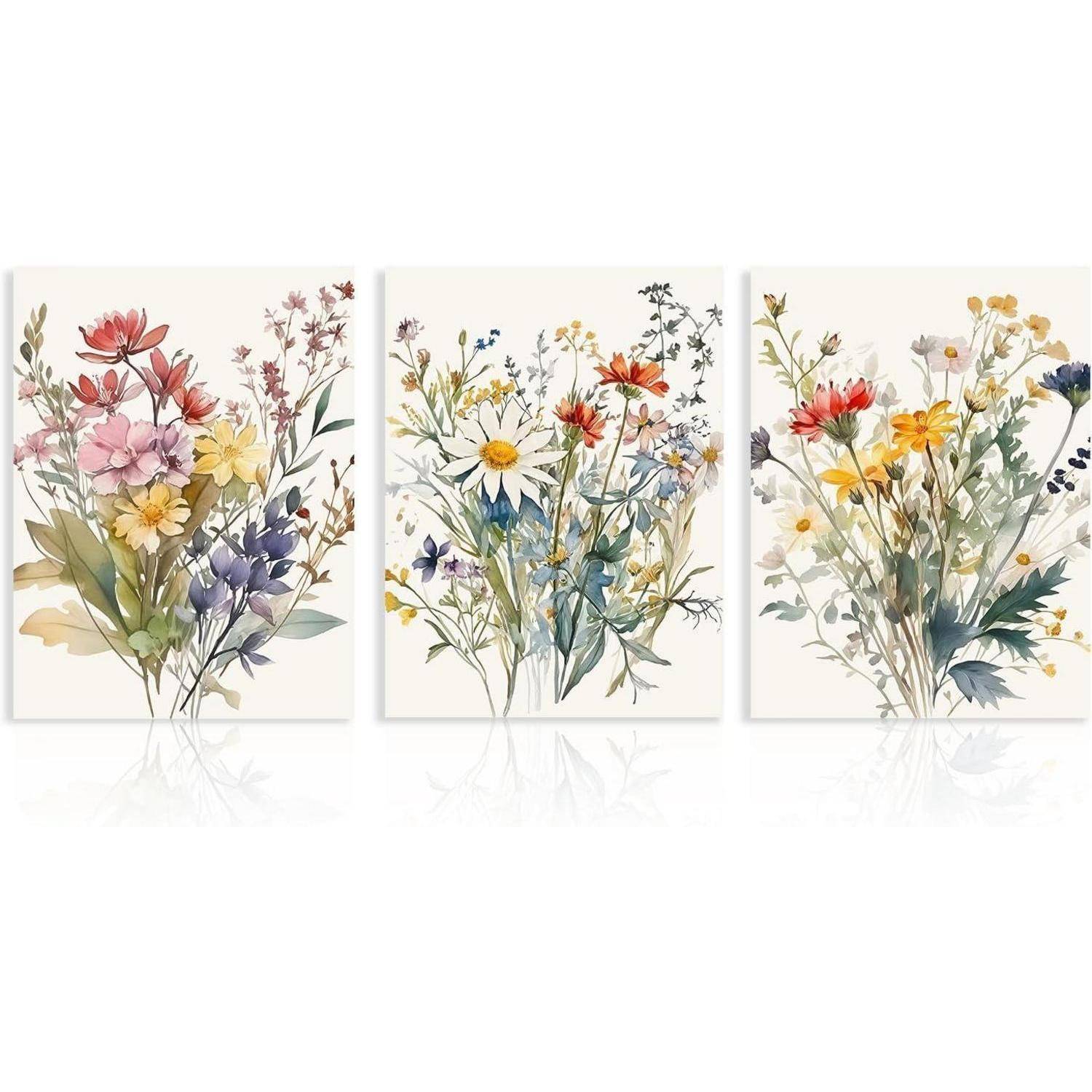 Drei Aquarellgemälde von Wildblumen in verschiedenen Farben, einschließlich Rosa, Gelb, Blau und Rot, vor einem weißen Hintergrund.