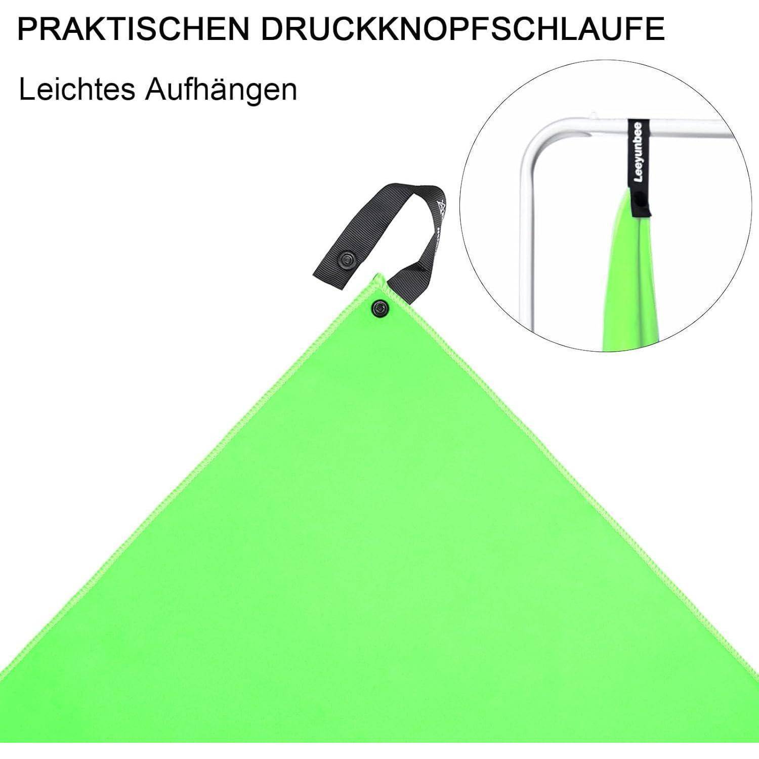 Ein grünes Handtuch mit einer praktischen Druckknopfschlaufe zum einfachen Aufhängen an einer Metallstange. Der deutsche Text lautet: 