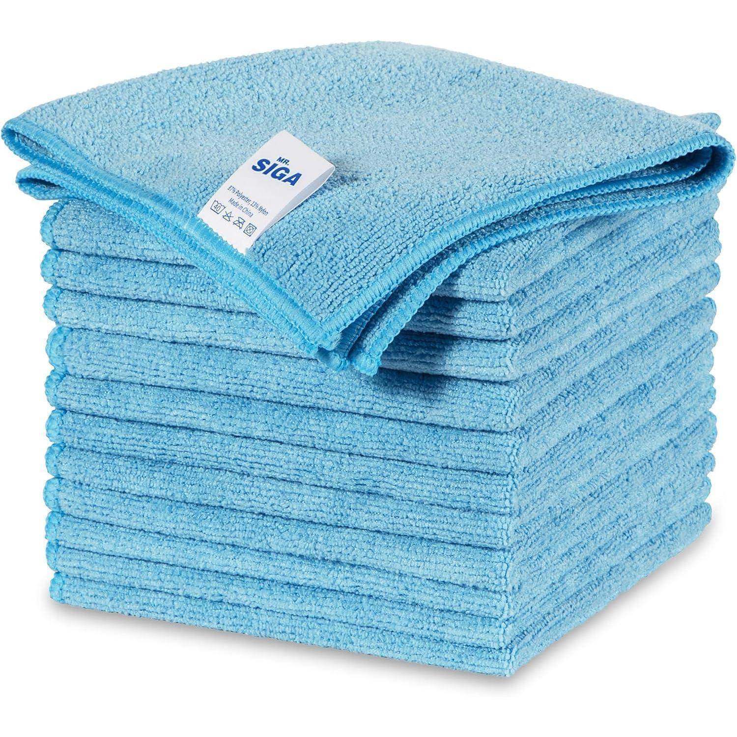 Ein Stapel blauer Mikrofaser-Reinigungstücher mit einem Etikett, das die Marke und Pflegeanweisungen anzeigt.