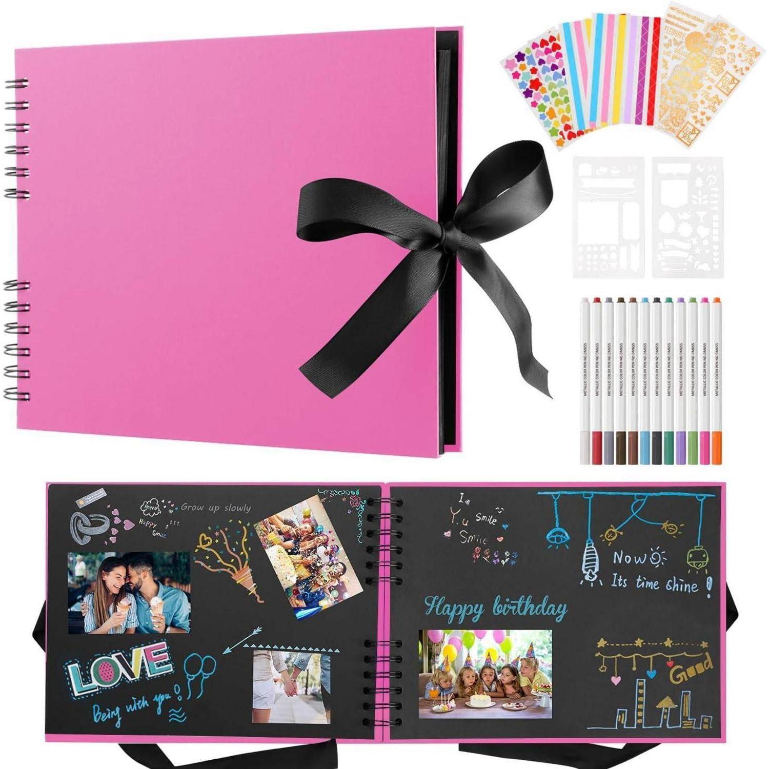 Rosa Scrapbook-Set mit Band, bunten Markern, Schablonen und Aufklebern. Geöffnete Seiten zeigen verzierte Fotoerinner­ungen und den Text 'Alles Gute zum Geburtstag'.