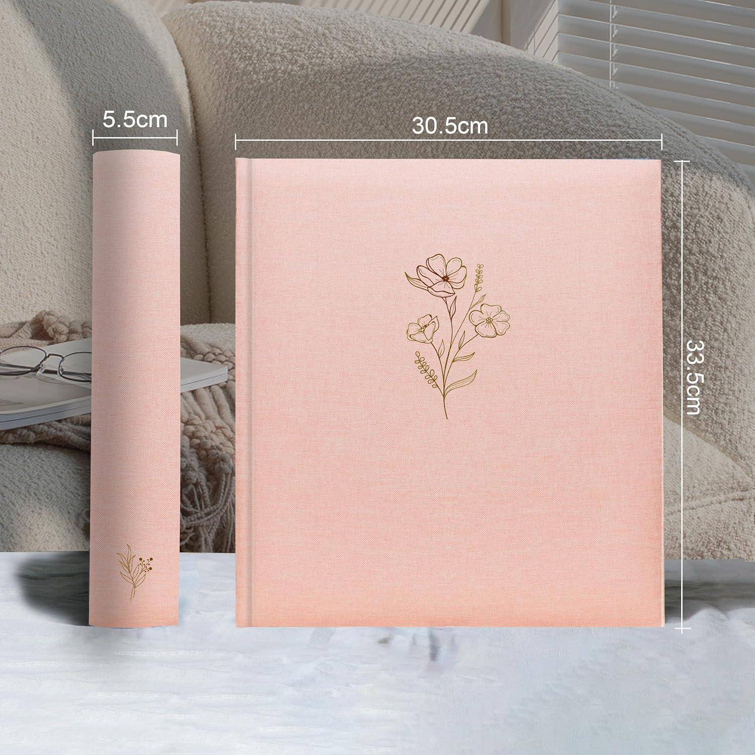 Ein rosa Fotoalbum mit Blumendesign wird präsentiert. Die Abmessungen sind wie folgt angegeben: 30,5 cm Breite, 33,5 cm Höhe, 5,5 cm Rückenbreite.