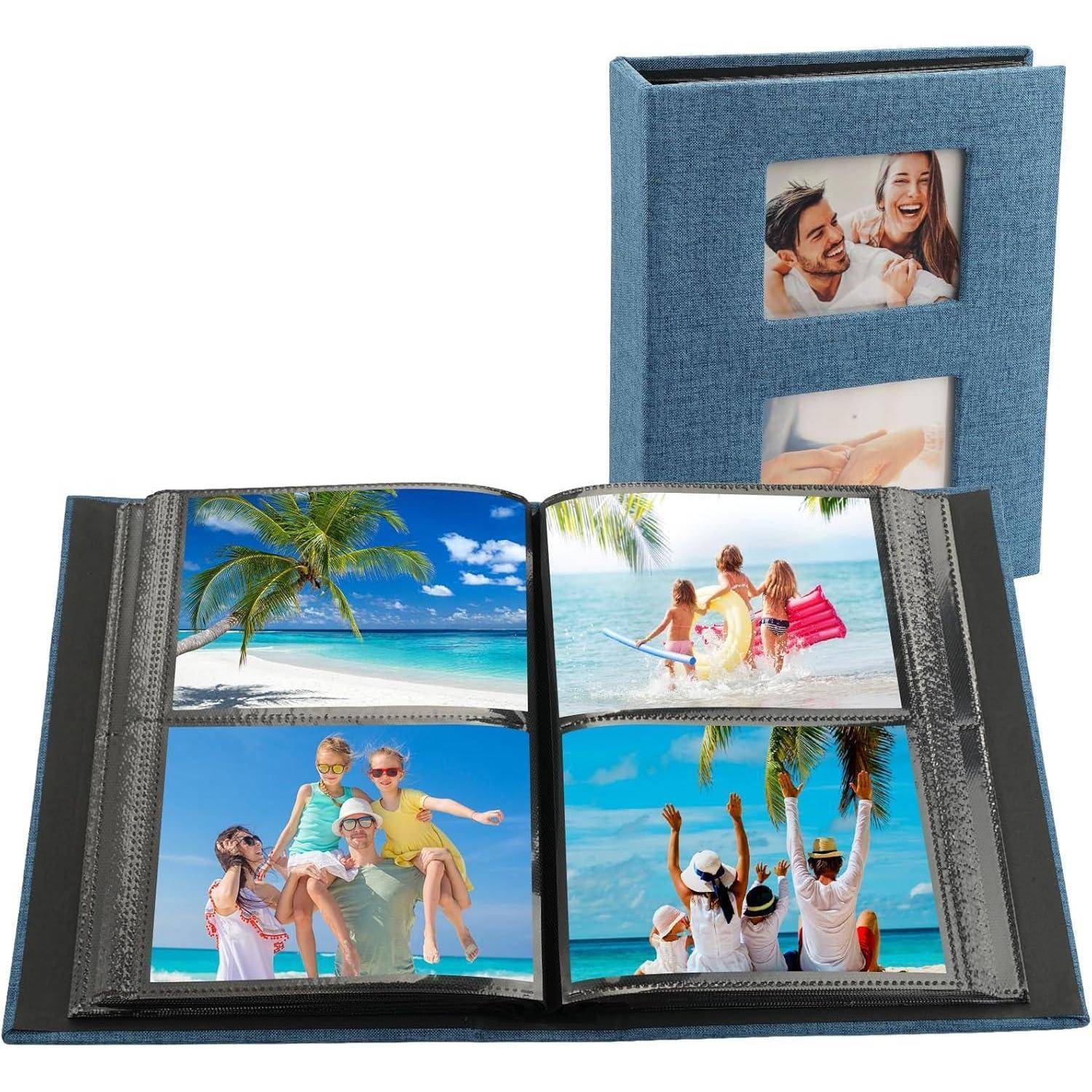 Ein offenes Fotoalbum zeigt Familienfotos am Strand, mit einem blauen Albumeinband, der ein lächelndes Paar und ein Baby auf dem Cover präsentiert.
