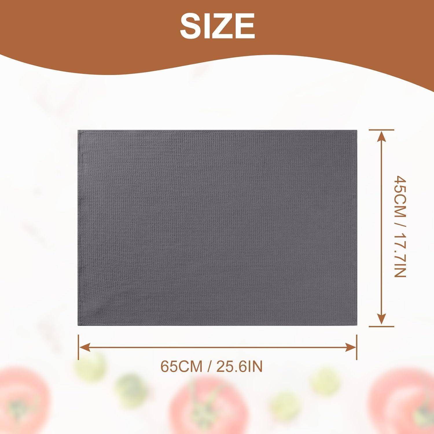 Größen-Leitfaden für ein Rechteck: Abmessungen von 65 cm/25,6 Zoll Breite und 45 cm/17,7 Zoll Höhe, dargestellt auf einem braunen Hintergrund mit blassen Tomatenbildern.