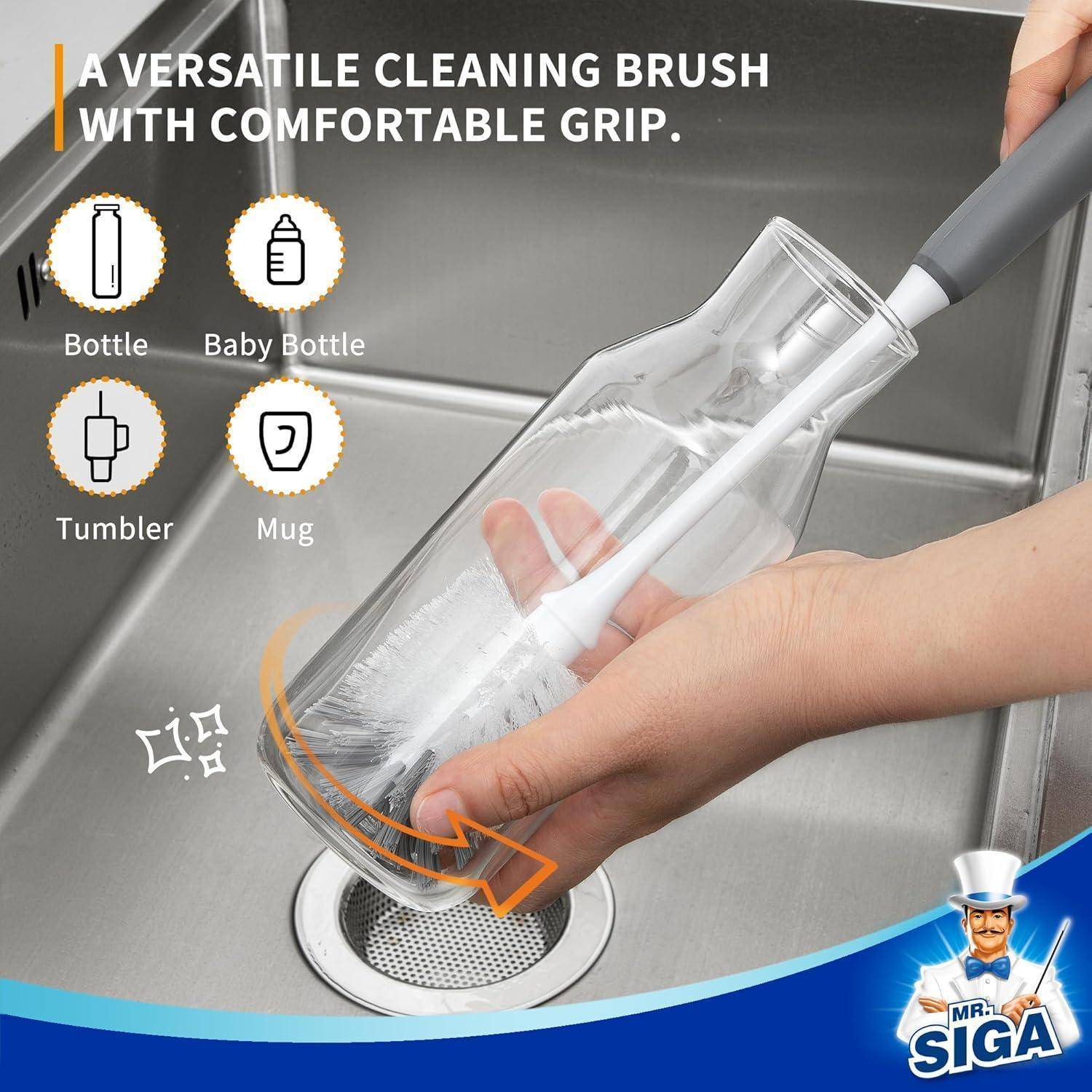 Eine Hand benutzt eine vielseitige Reinigungsbürste, um eine Flasche im Küchenbecken zu waschen. Text lautet: „Eine vielseitige Reinigungsbürste mit komfortablem Griff.