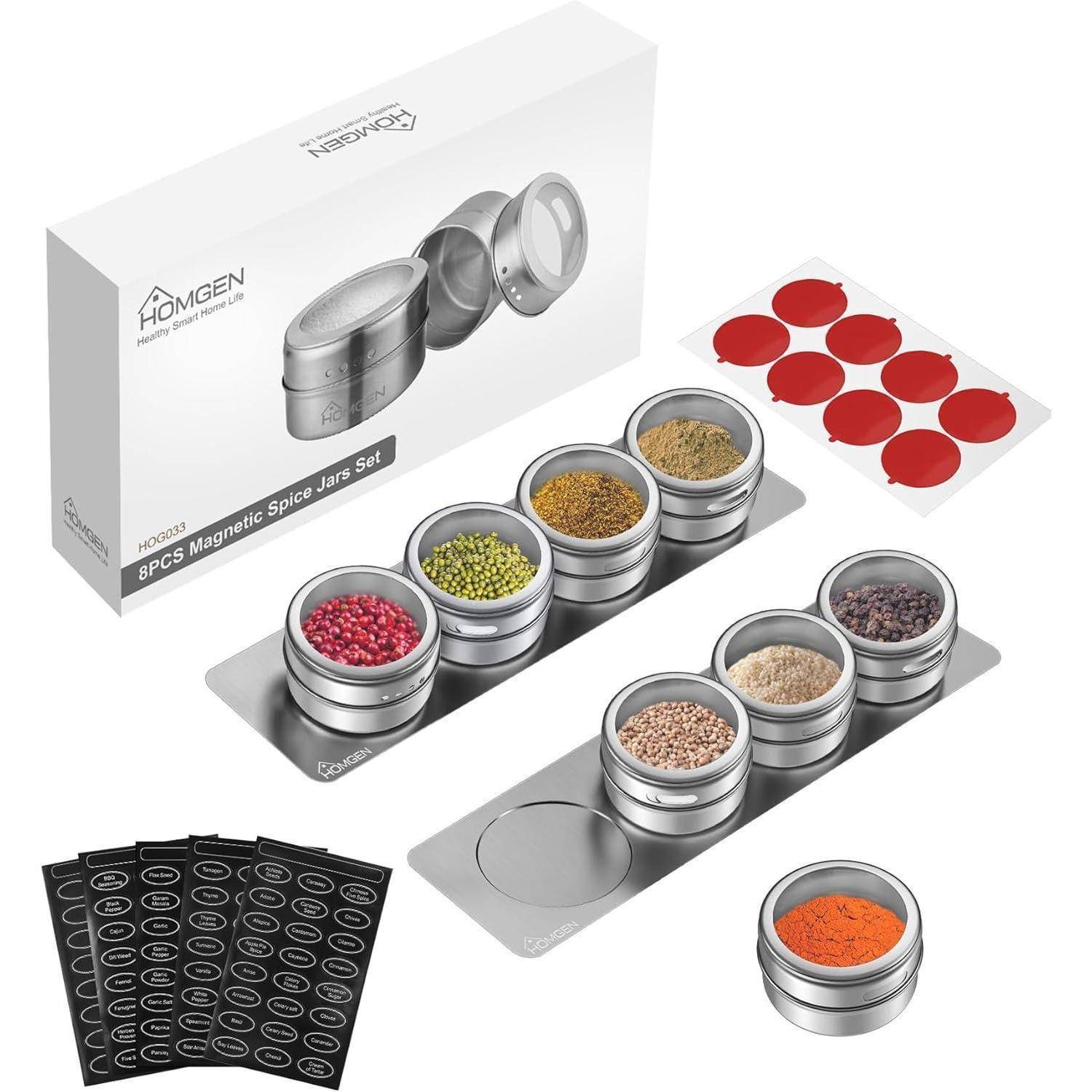 Ein Set magnetischer Gewürzgläser, gefüllt mit Gewürzen, versehen mit roten Etiketten und schwarzen Beschriftungen, einschließlich einer Aufbewahrungslösung.