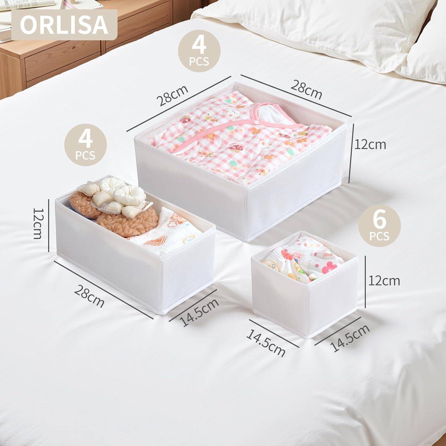 Schlafzimmer-Organisationsset, das weiße Stoffaufbewahrungsboxen in drei Größen umfasst, mit Kleidung und Accessoires auf einem Bett.