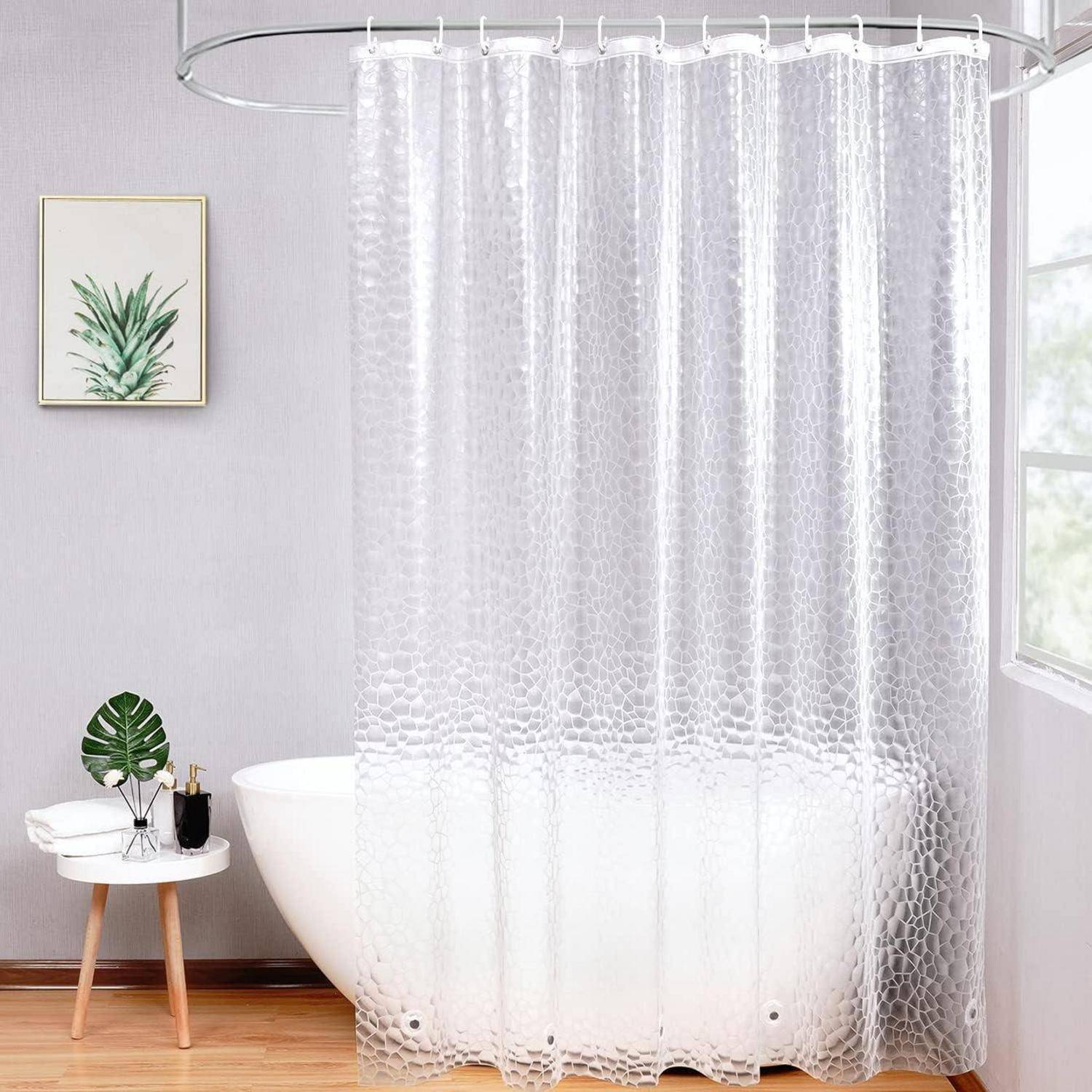 Eine weiße freistehende Badewanne mit einem transluzenten, strukturierten Duschvorhang in einem hellen Badezimmer. Ein kleiner Tisch trägt eine Pflanze, und an der Wand hängt ein blattartiges Kunstwerk.