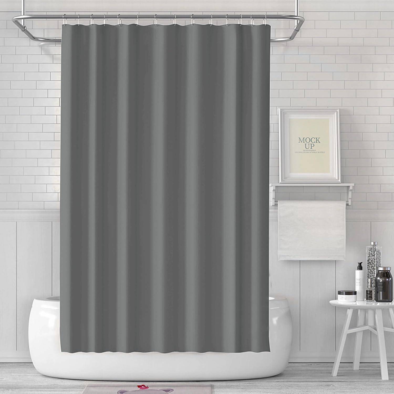 Ein modernes Badezimmer mit einem grauen Duschvorhang, weißen Ziegelwänden und einer weißen Badewanne. Ein Handtuch hängt neben einem gerahmten Zitat und Toilettenartikeln.
