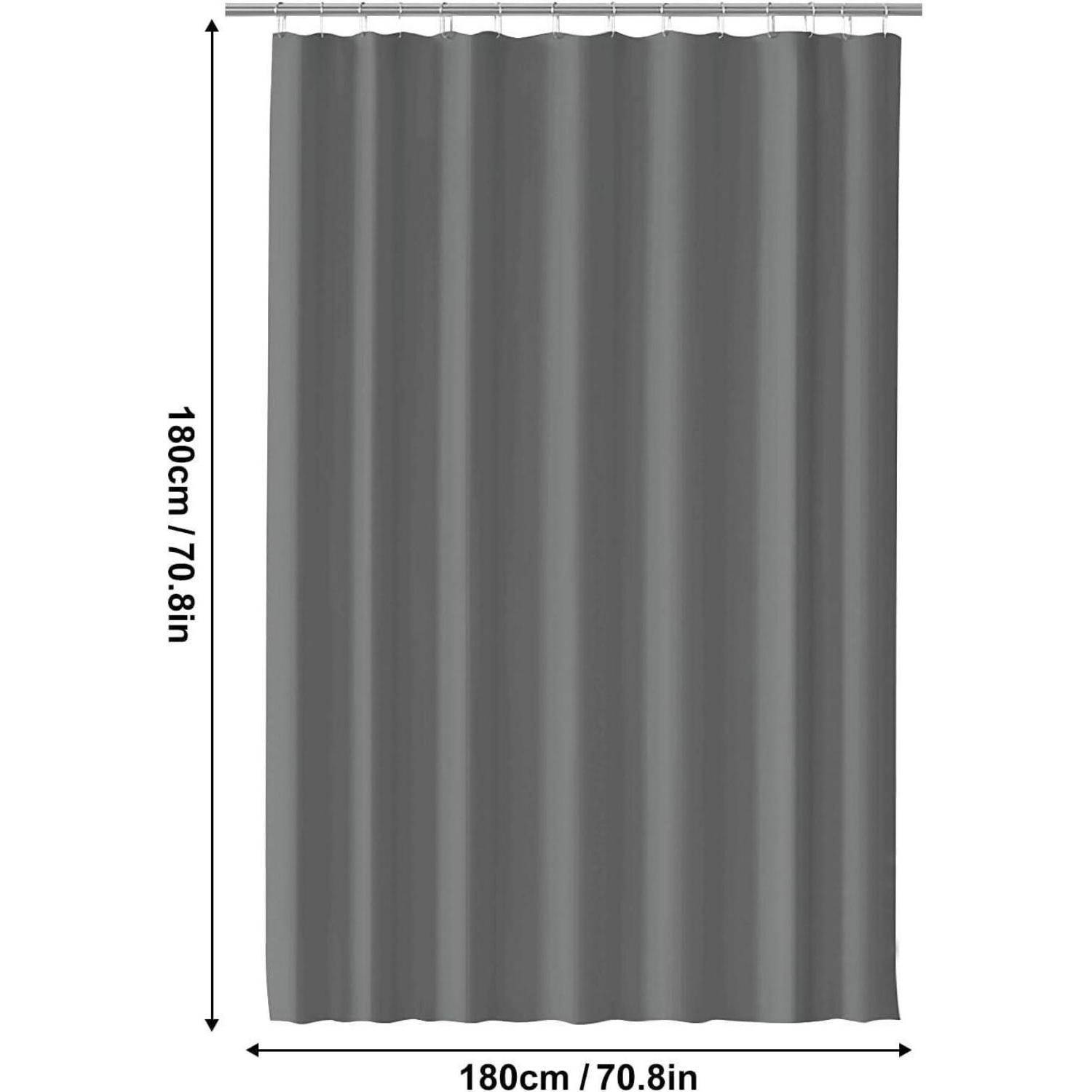 Ein grauer Duschvorhang hängt, misst 180 cm (70,8 Zoll) sowohl in der Breite als auch in der Höhe, und wird mit Maßangaben für die Badezimmerausstattung gezeigt.