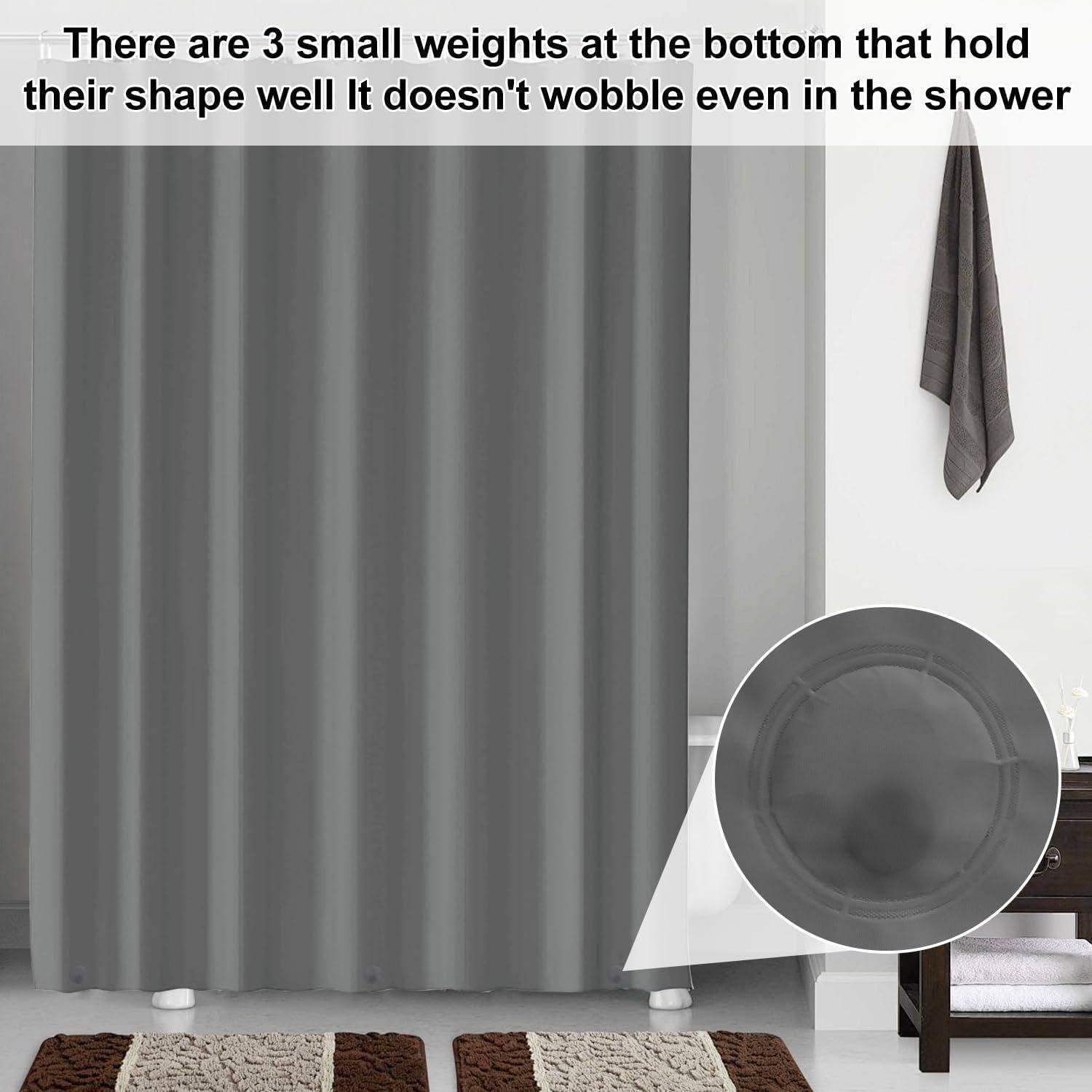 Ein grauer Vorhang hängt neben einer weißen Wand mit einem kleinen Haken. Der Text auf dem Bild hebt das gewichtete Design des Vorhangs für Stabilität hervor.