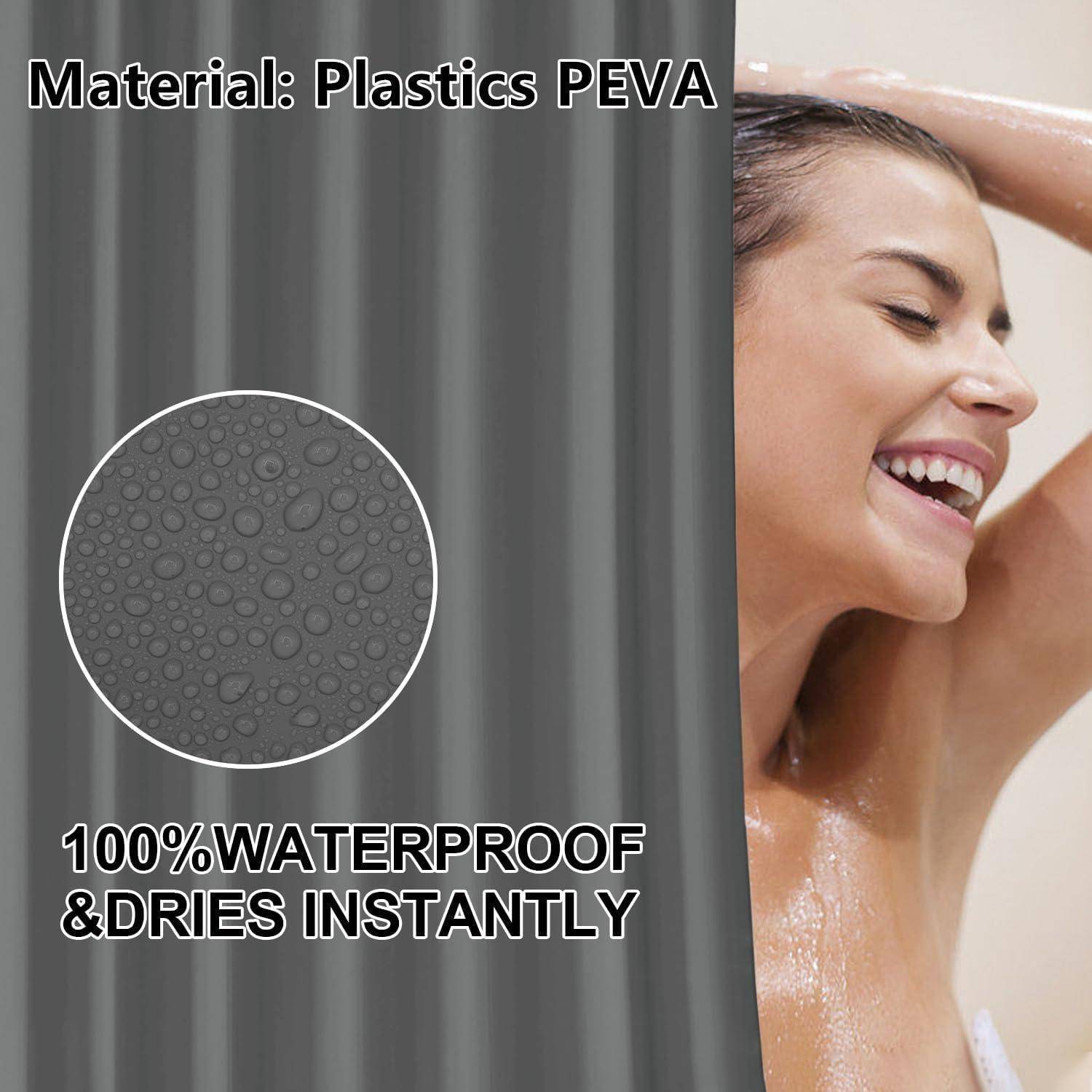 Eine Frau duscht fröhlich hinter einem wasserdichten Vorhang, auf dem steht: „Material: Plastik PEVA 100% wasserdicht & trocknet sofort.