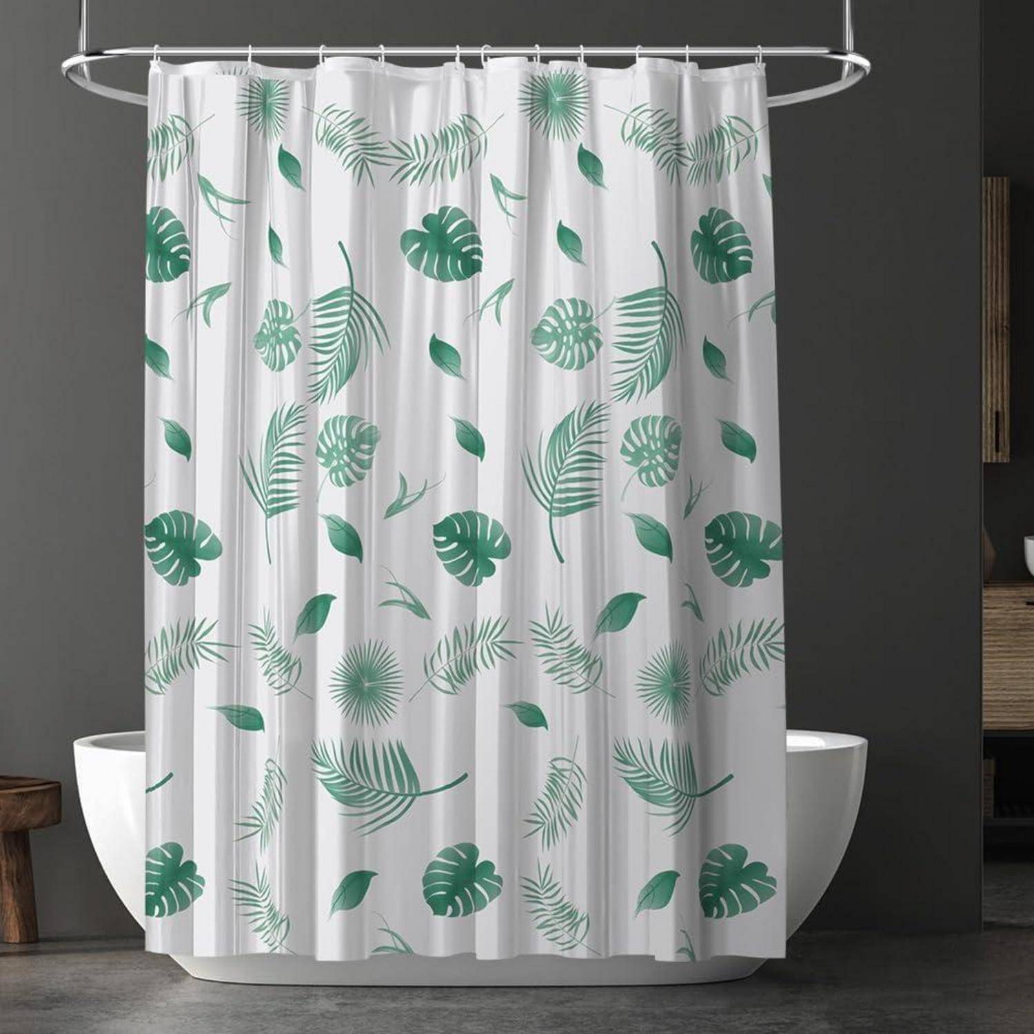 Ein weißer Duschvorhang mit grünen tropischen Blattmustern hängt in einem modernen Badezimmer mit einer weißen Badewanne.