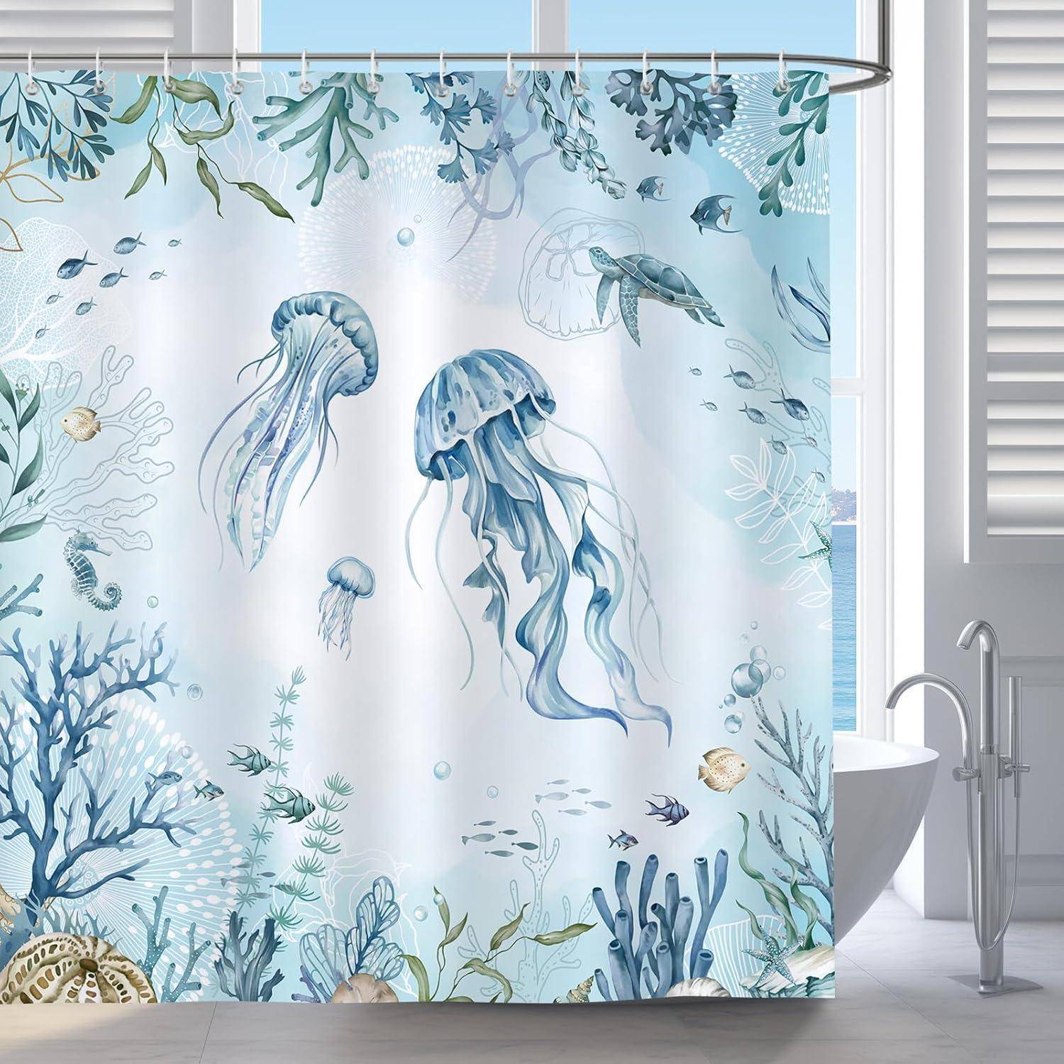 Duschvorhang mit einem maritimen Motiv, der Quallen, Korallen, Seegras und Fische in Blau- und Grüntönen vor einem hellen Hintergrund zeigt.
