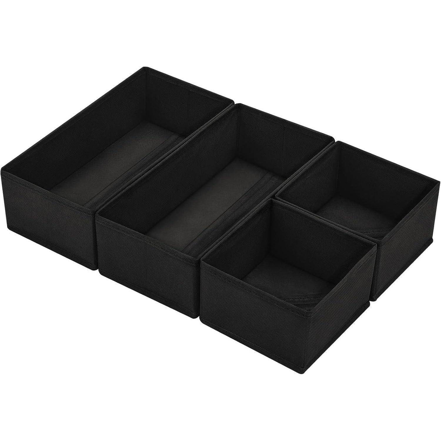 Vier schwarze Stoffaufbewahrungsboxen in unterschiedlichen Größen, in einem Raster angeordnet.