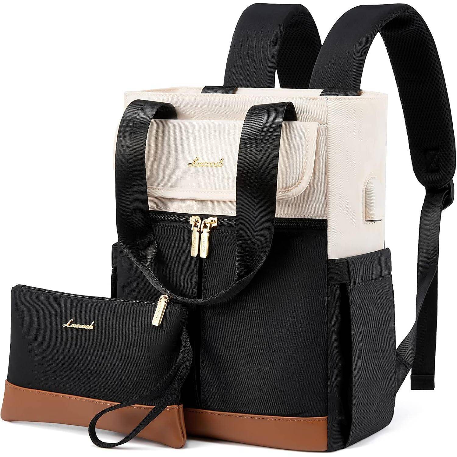 Ein stilvoller schwarzer und beiger Rucksack mit braunen Akzenten, ausgestattet mit goldenen Reißverschlüssen und einer passenden Clutch-Tasche, beide mit Griffen.