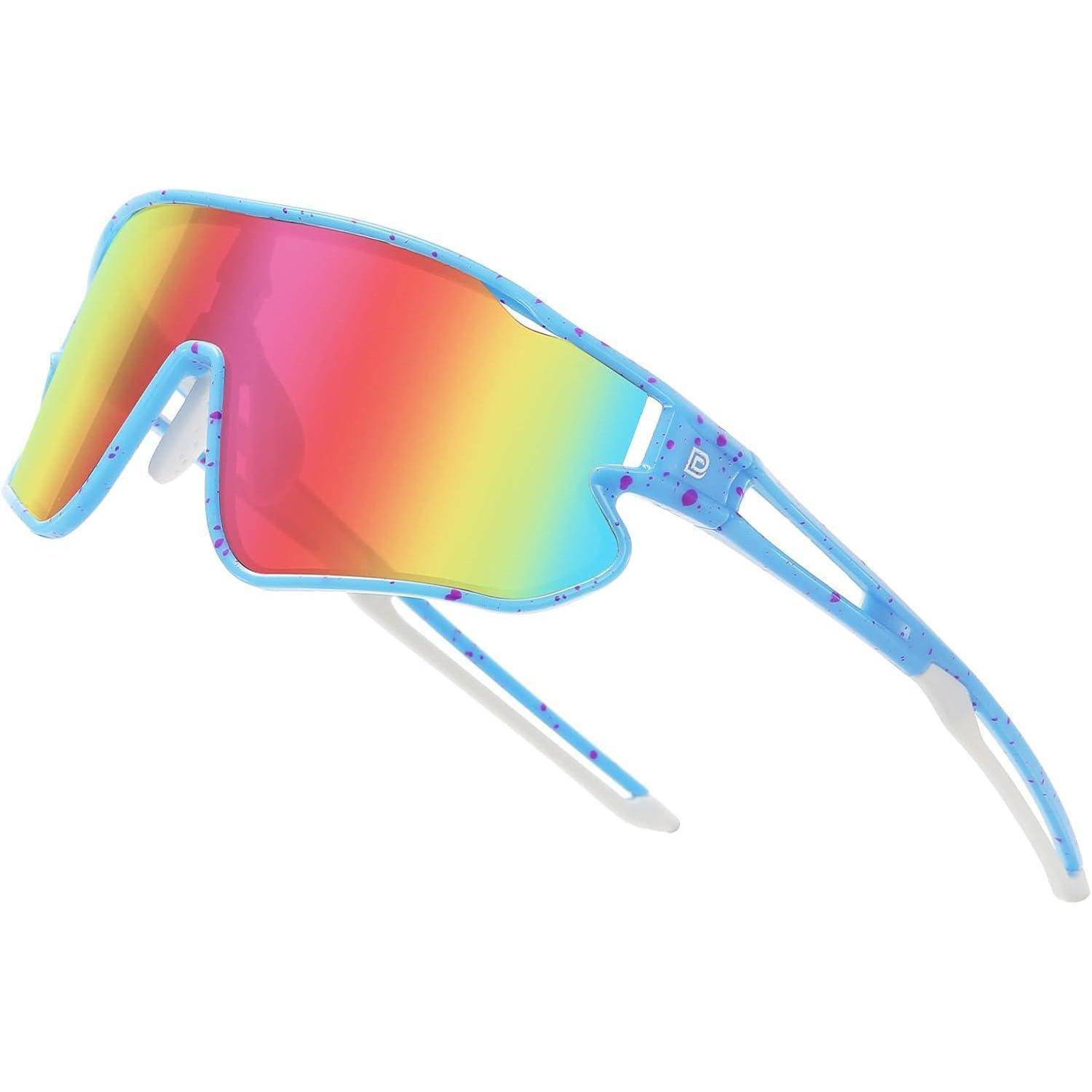 Futuristische Sonnenbrille mit blauem Rahmen und regenbogenfarbig getönter Visierlinse, konzipiert für Sport oder Mode.
