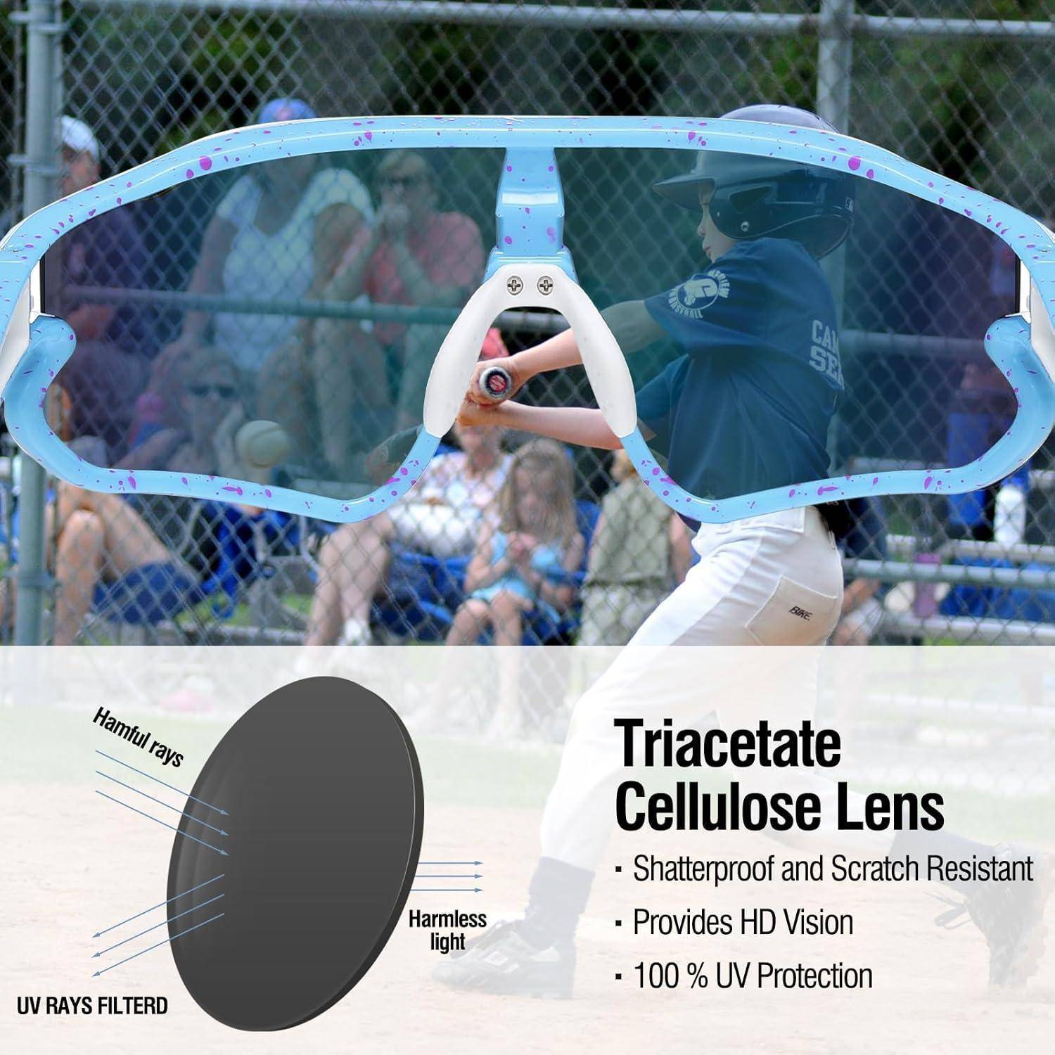 Ein Kind spielt Baseball und schlägt, während eine überdimensionale Illustration von Brillen das Bild überlagert. Eine Einblendung erklärt 'Triacetylcellulose-Linse': splitterfest, kratzunempfindlich, 100% UV-Schutz.