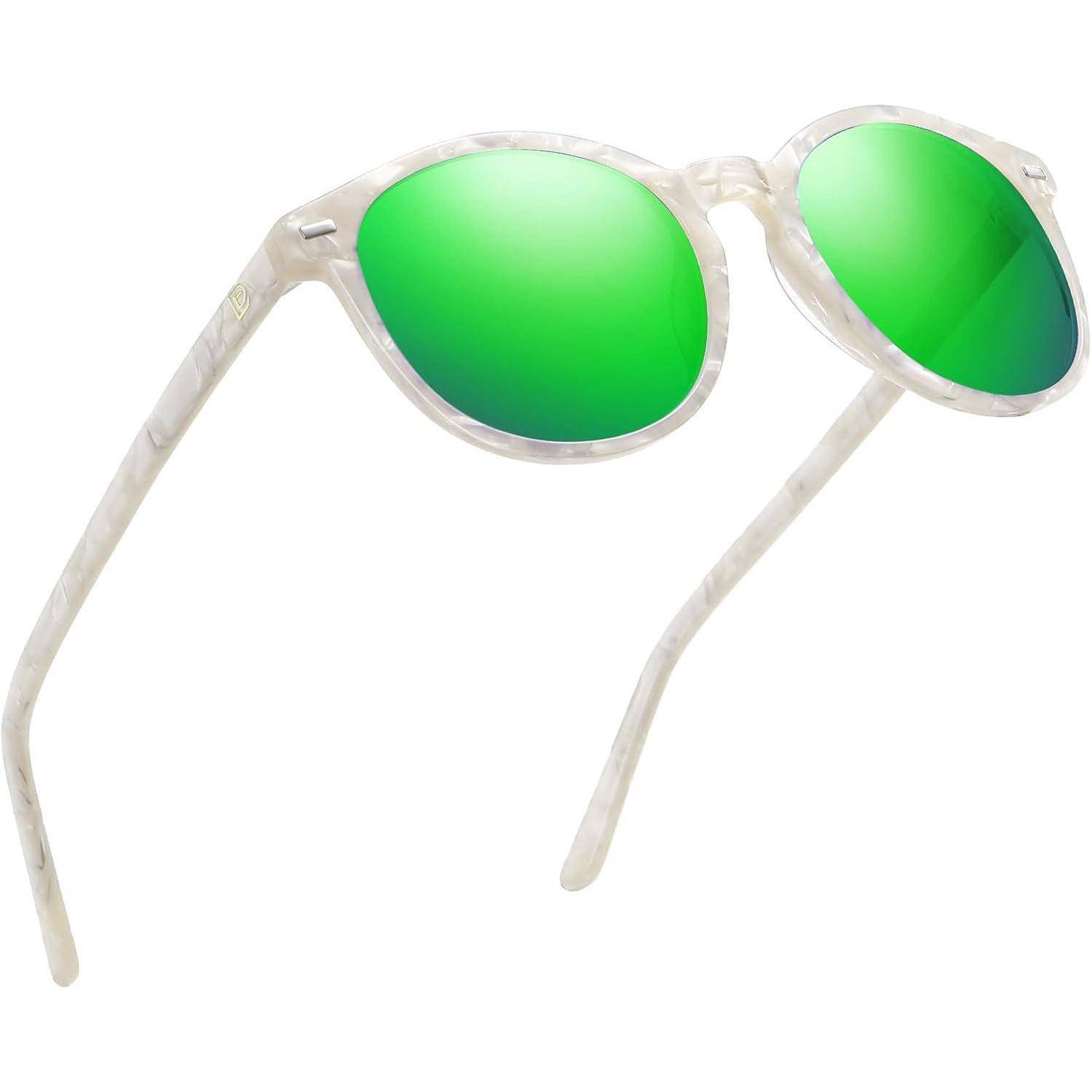 Runde Sonnenbrille mit grün verspiegelten Gläsern und einem transluzenten weißen Rahmen.