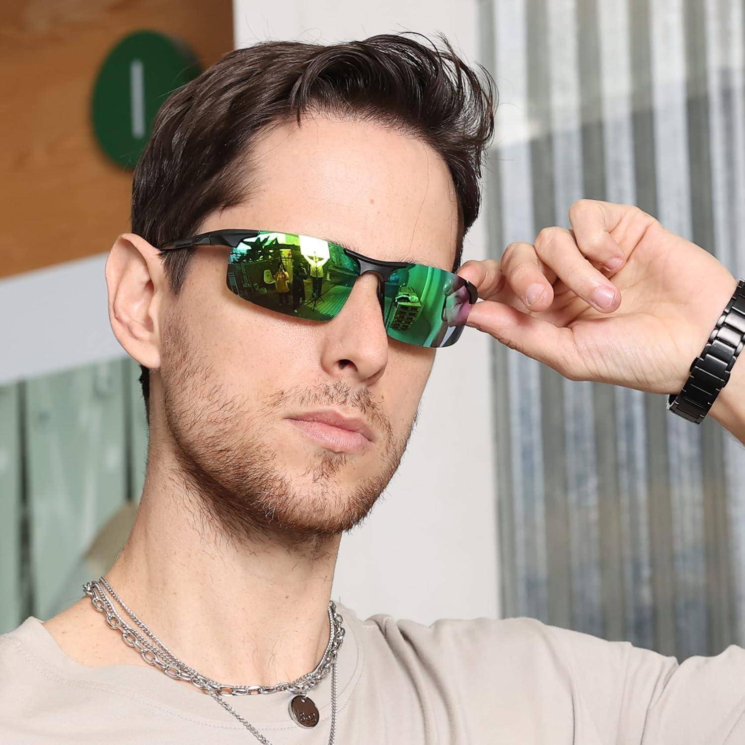 Eine Person mit verspiegelter Sonnenbrille richtet diese mit den Fingern und zeigt einen nachdenklichen Ausdruck. Der Hintergrund zeigt eine verschwommene Inneneinrichtung.