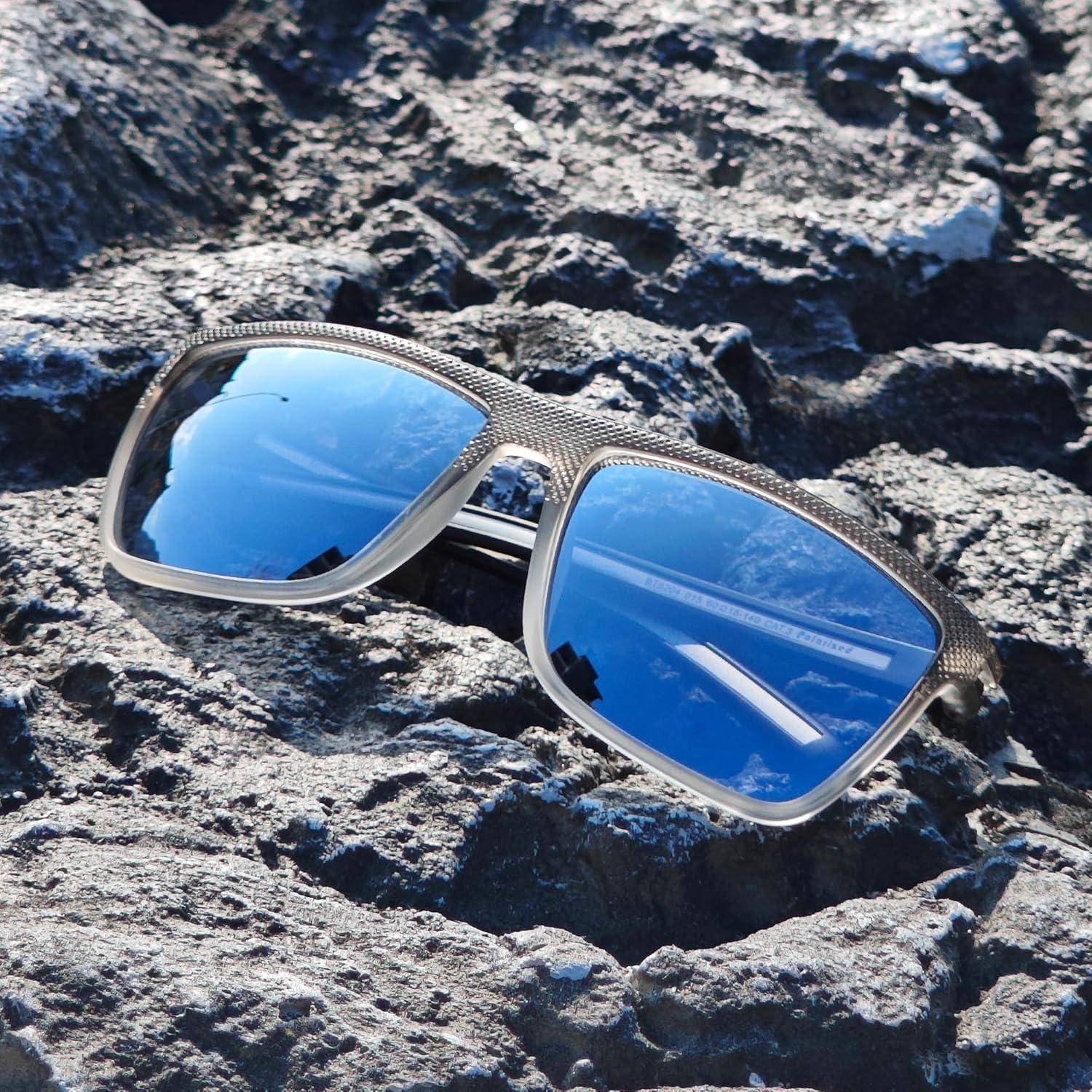 Sonnenbrille mit blauen Spiegelgläsern ruht auf einer strukturierten Felsenoberfläche unter hellem Sonnenlicht.