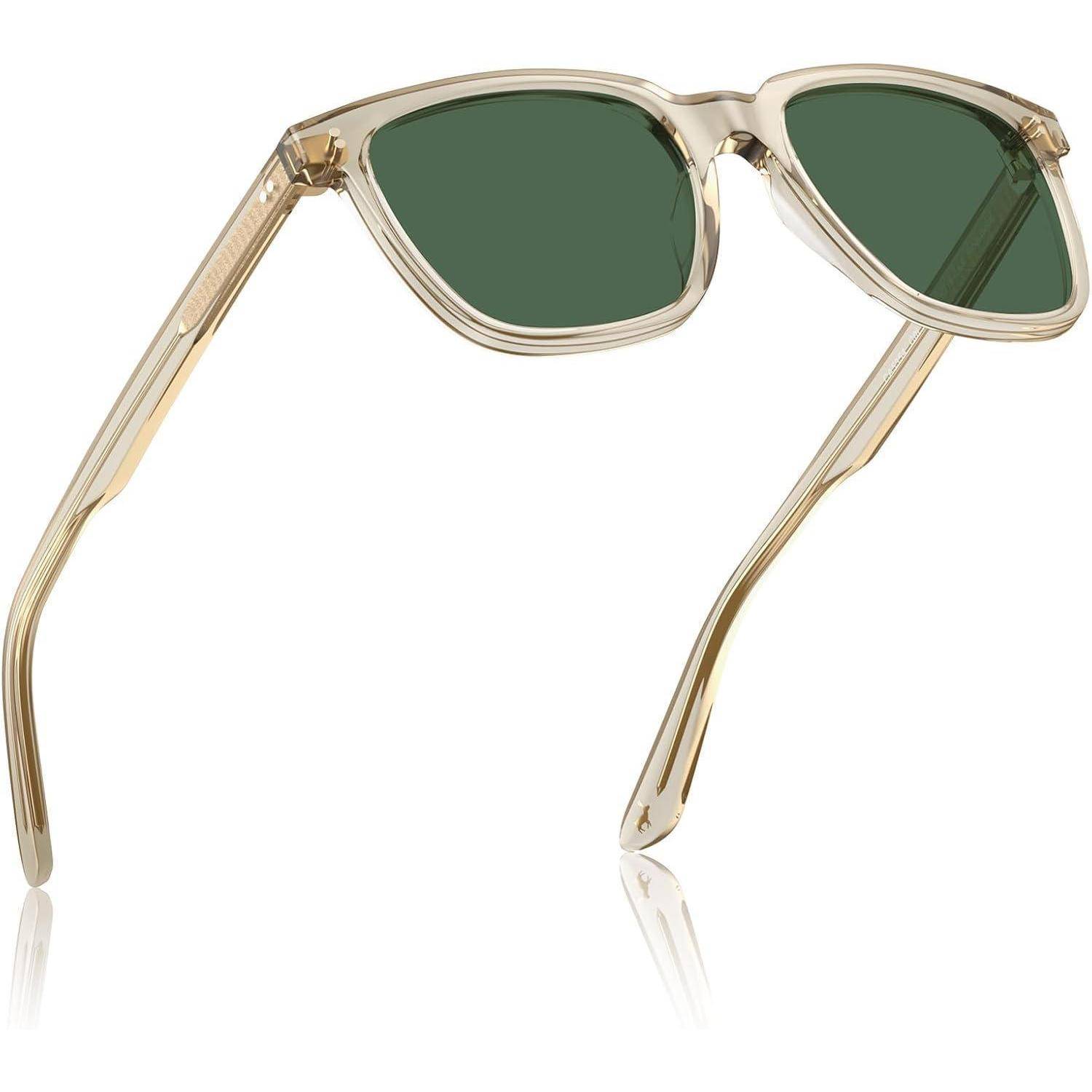 Eine beige gerahmte Sonnenbrille mit dunkelgrünen Gläsern auf weißem Hintergrund.