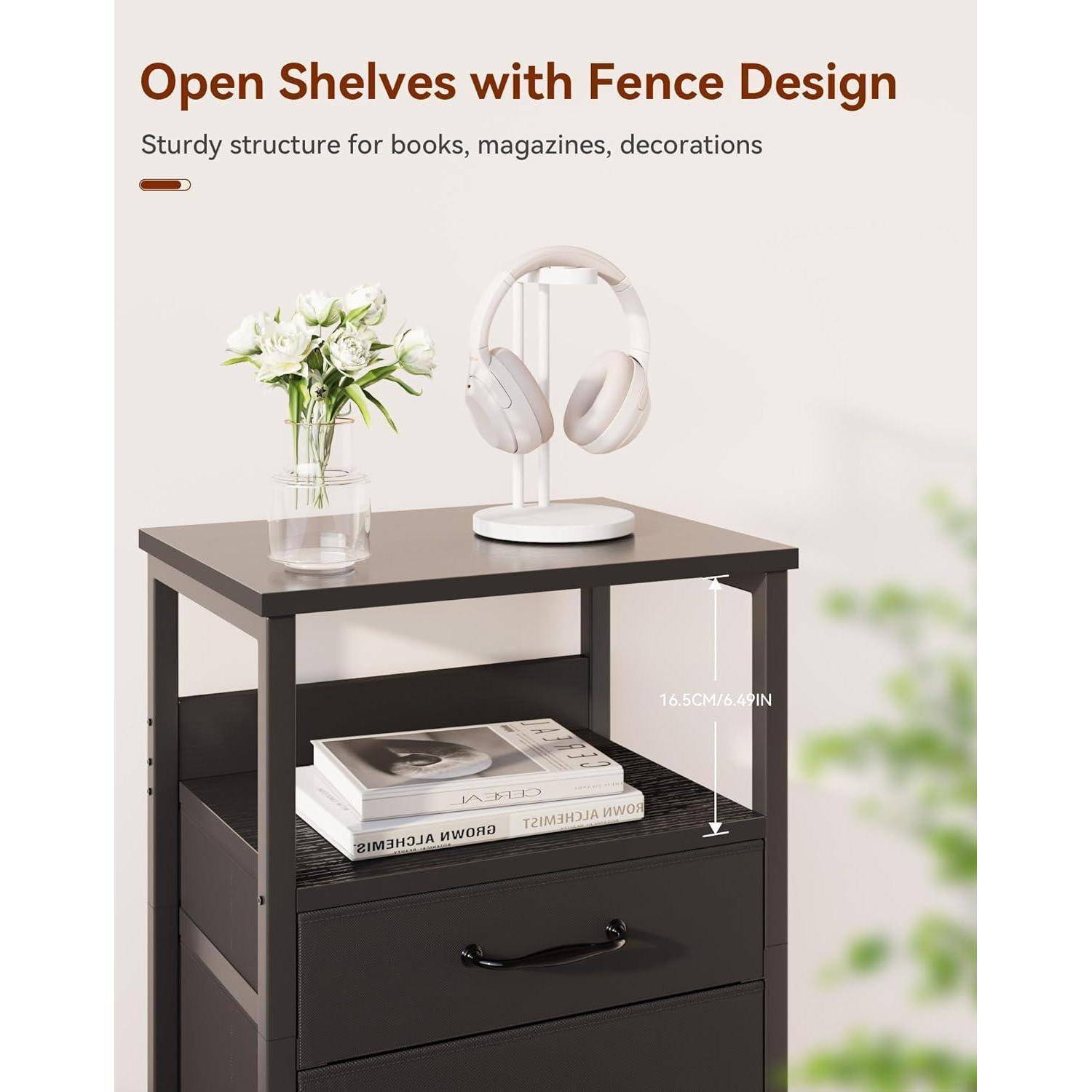Ein Nachttisch mit Zaunsdesign, der ein offenes Regal mit Büchern, einer Vase mit Blumen und Kopfhörern aufweist. Eine Schublade befindet sich unterhalb des Regals.