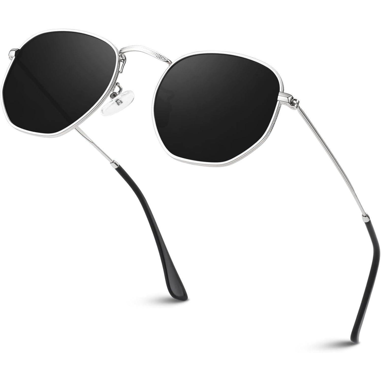 Schwarze Sonnenbrille mit sechseckigen Rahmen und dünnen silbernen Bügeln, die vor einem weißen Hintergrund schweben.