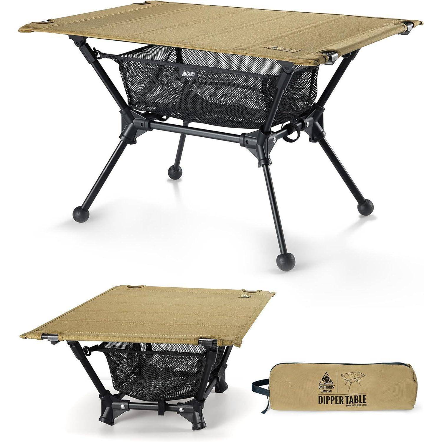 Tragbarer Campingtisch mit einer beigen Stoffplatte, schwarzen Metallbeinen und einem Mesh-Stauraum. Inklusive einer Tragetasche mit der Aufschrift 