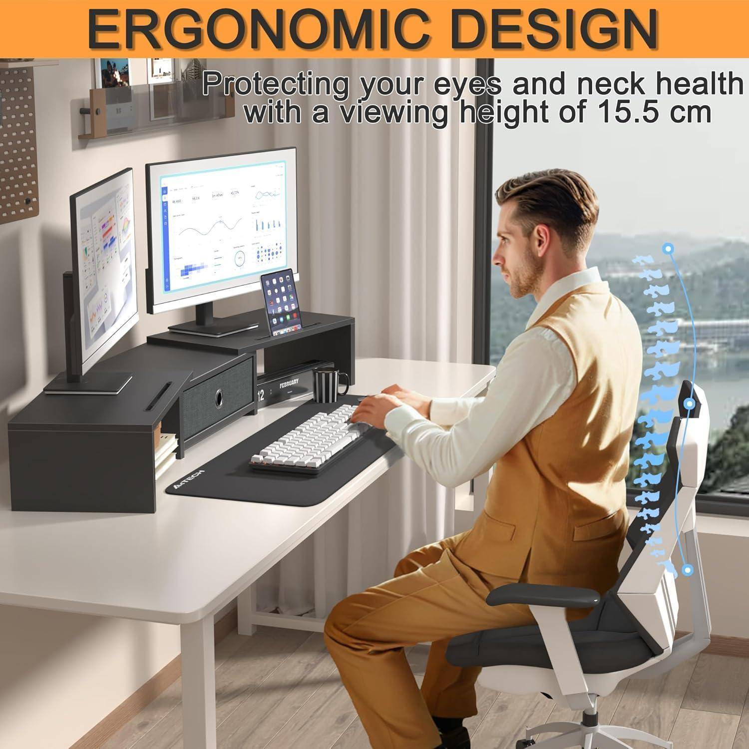 Ein Mann sitzt an einem ergonomischen Schreibtisch und demonstriert die richtige Körperhaltung mit Computerbildschirmen, die Daten anzeigen. Text über ihm hebt die Sichthöhe hervor.