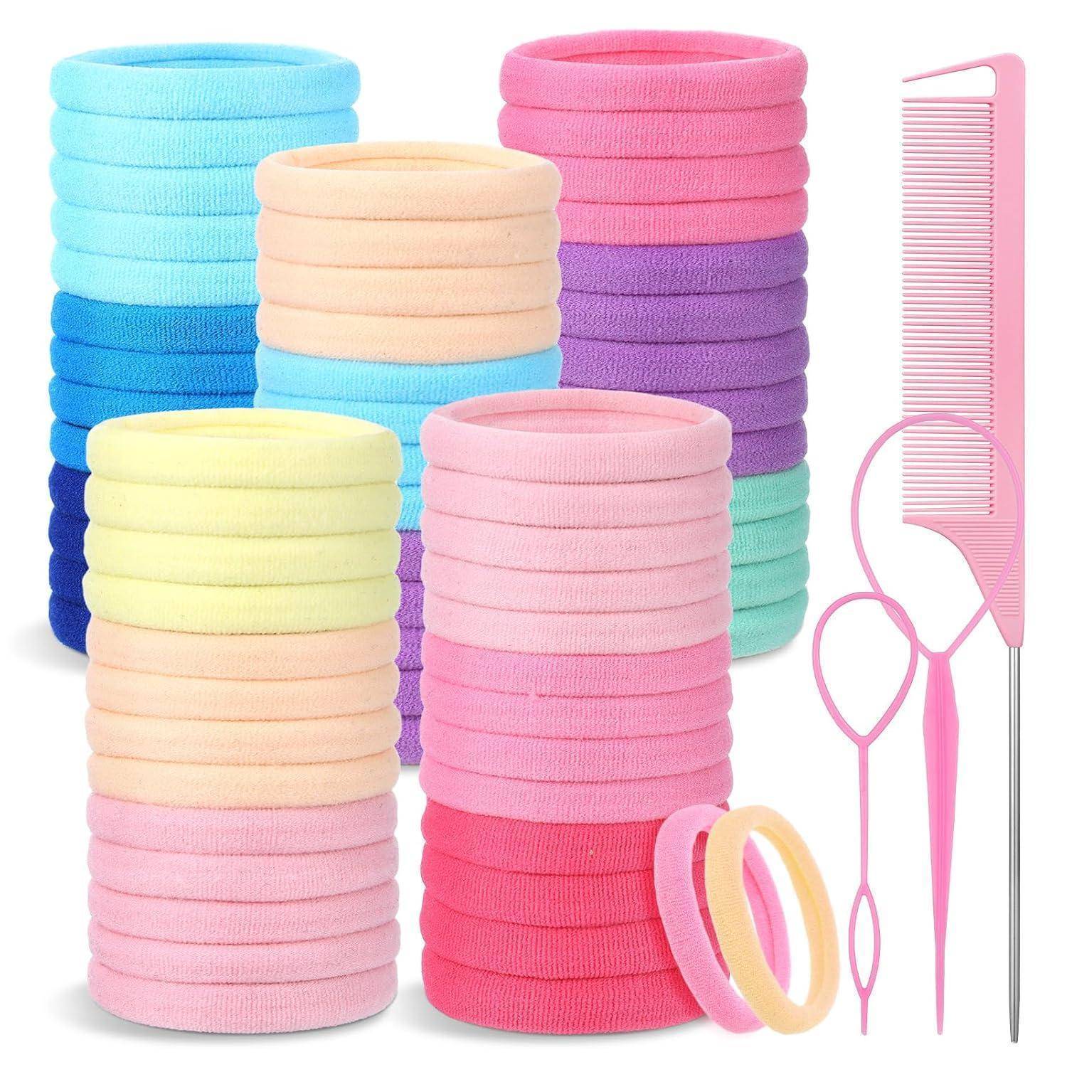 Eine Sammlung bunter Haarbänder mit einem pinken Kamm und drei ordentlich angeordneten Haarstyling-Werkzeugen, die lebendige Pastellfarben präsentieren.