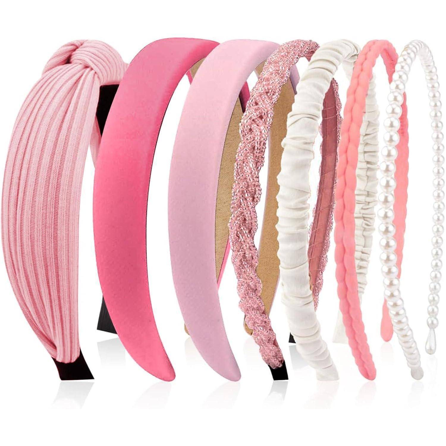 Sechs rosa Haarreifen mit verschiedenen Texturen und Materialien, darunter gerippter Stoff, glatt, glitzernd, mit Rüschen, geflochten und perlmuttartige Perlen.