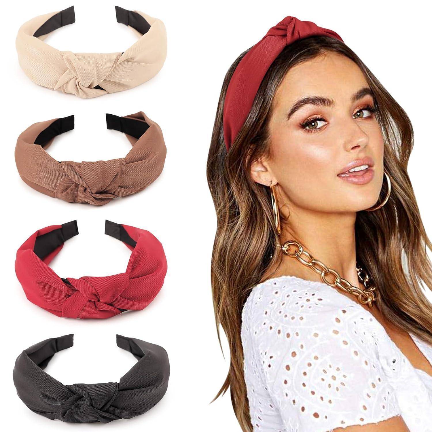 Eine Frau mit einem roten Stirnband lächelt. Neben ihr sind vier Stirnbänder in Beige, Braun, Rot und Schwarz auf einem weißen Hintergrund ausgestellt.