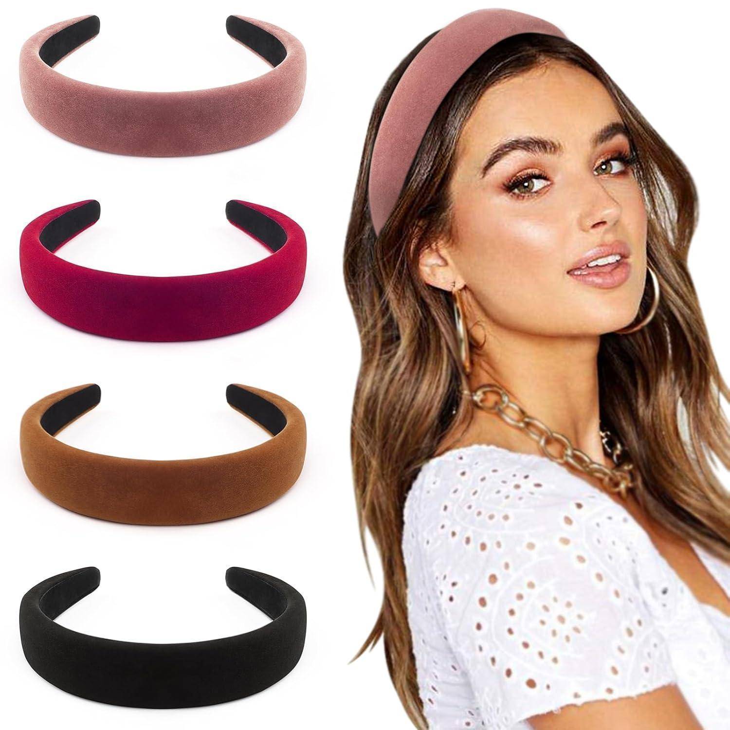 Eine Frau mit einem dicken rosa Stirnband lächelt; links sind vier Stirnbänder in verschiedenen Farben zu sehen: rosa, rot, braun und schwarz.