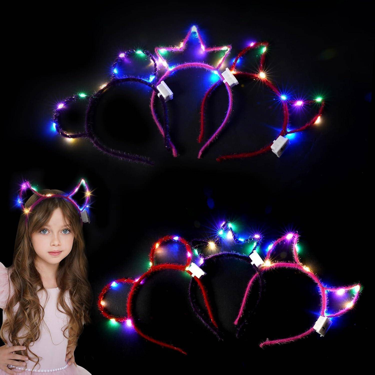 Ein junges Mädchen trägt einen Haarreif mit mehrfarbigen LED-Lichtern in Form von Katzenohren; mehrere ähnliche Haarreife sind in der Nähe ausgestellt.
