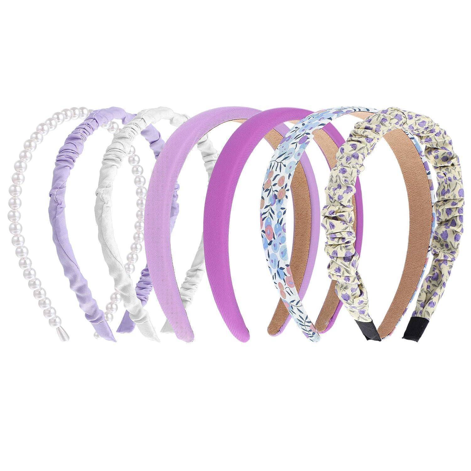 Sechs Haarreife in verschiedenen Violetttönen und Mustern, darunter solche mit Perlen, Stoff und floralen Designs, nebeneinander ausgestellt.