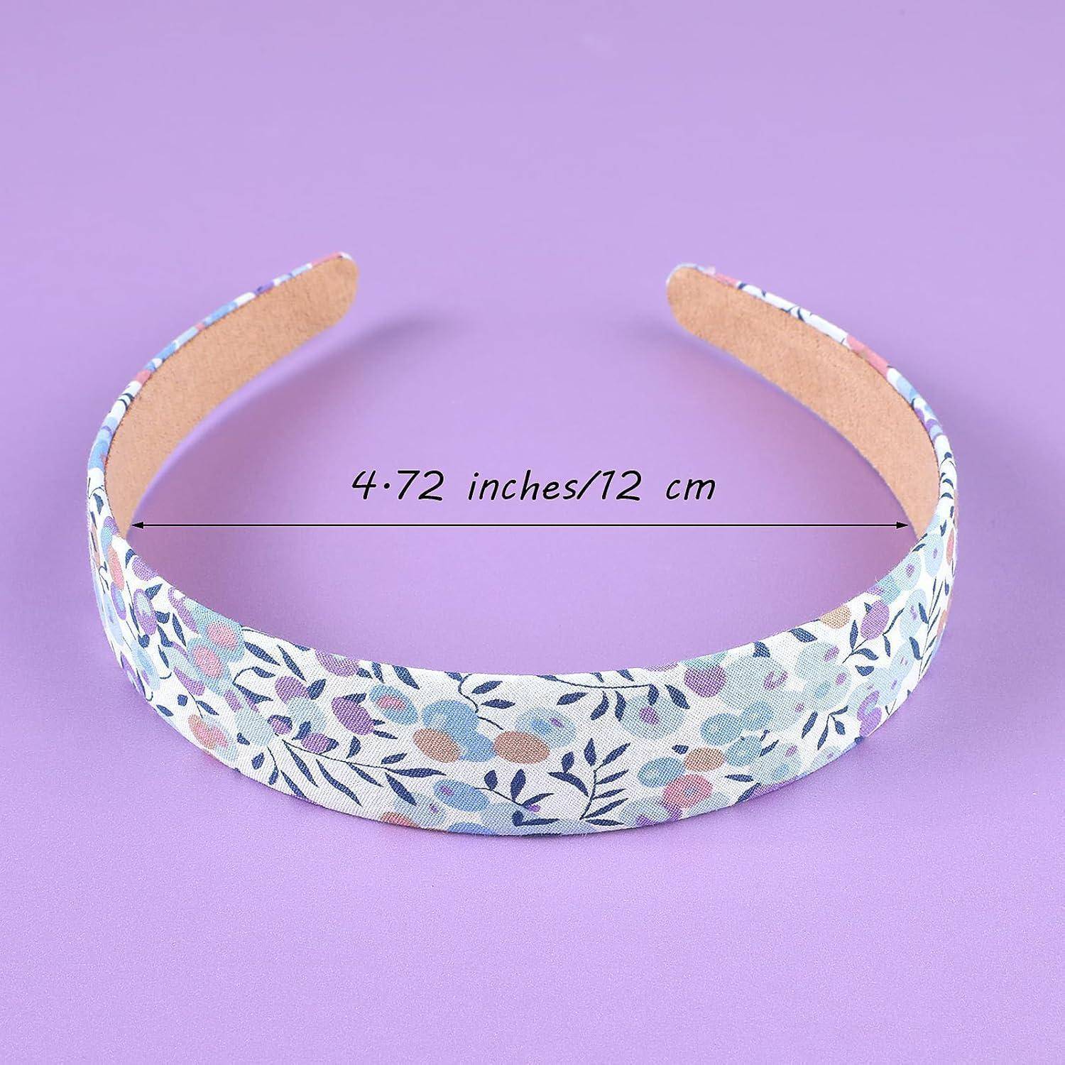 Ein Blumenhaarband mit einem hellblauen Hintergrund auf einer lila Oberfläche. Der Text gibt seine Breite mit '4,72 Zoll/12 cm' an.