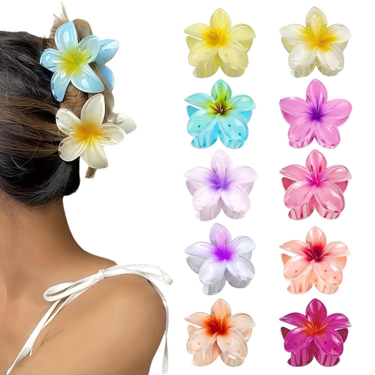 Eine Frau mit einem weißen Top trägt drei bunte Blumen-Haarspangen. Rechts werden neun zusätzliche Haarspangen in verschiedenen Farben präsentiert.
